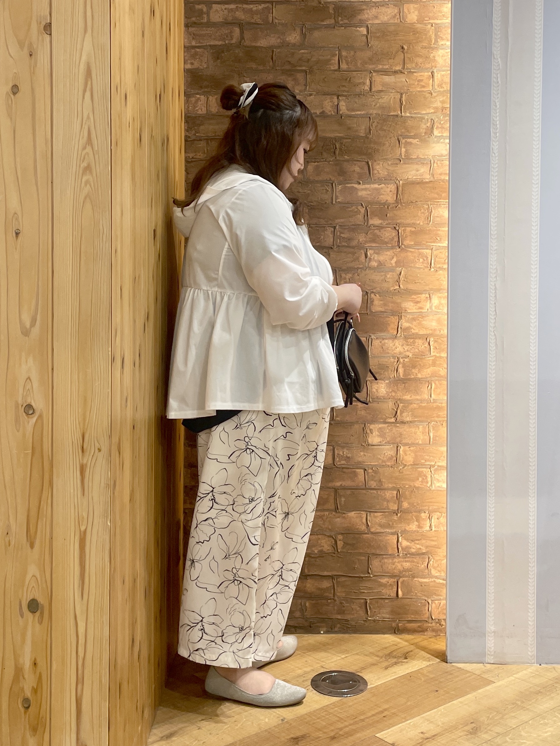 Risaさんの「SHOO･LA･RUE｜【ひんやり/S-LL/体型カバー】ペプラムフリルとゴールドパーツが女性らしい UVパーカ」を使ったコーディネート