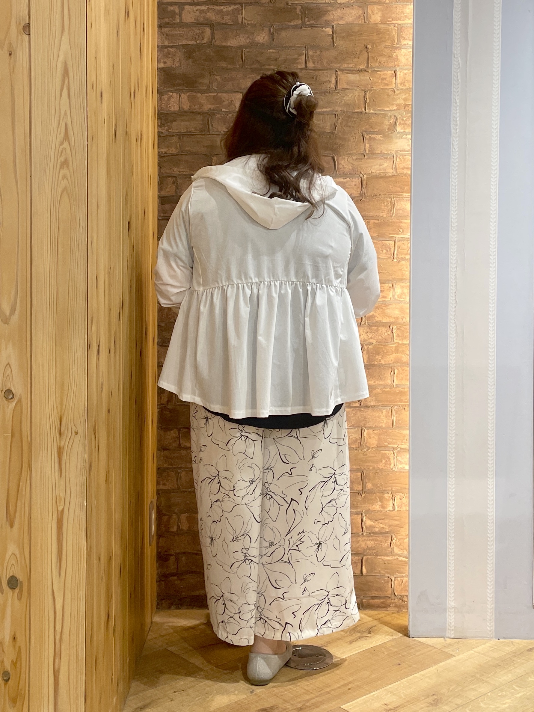 Risaさんの「SHOO･LA･RUE｜【ひんやり/S-LL/体型カバー】ペプラムフリルとゴールドパーツが女性らしい UVパーカ」を使ったコーディネート