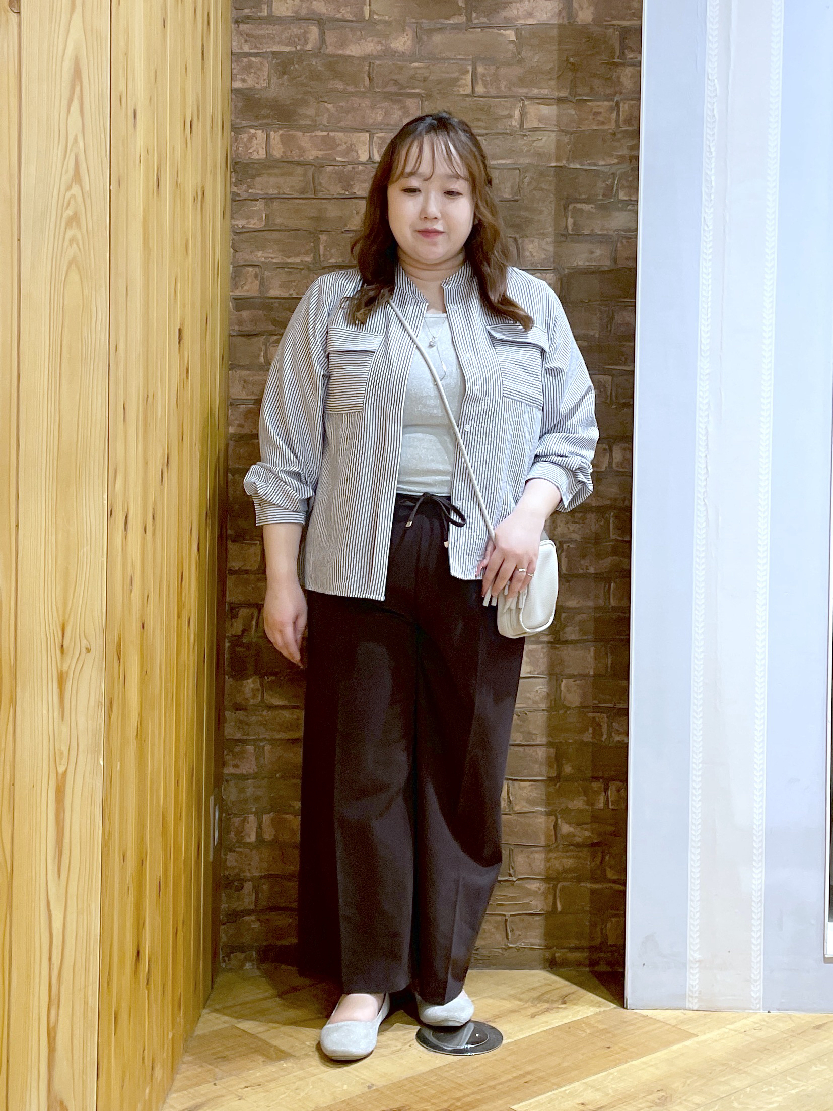 Risaさんの「SHOO･LA･RUE｜【洗濯後しわになりにくい/S-LL/UV】きれいめにもラフにも　フラップポケットがポイントのバンドカ」を使ったコーディネート