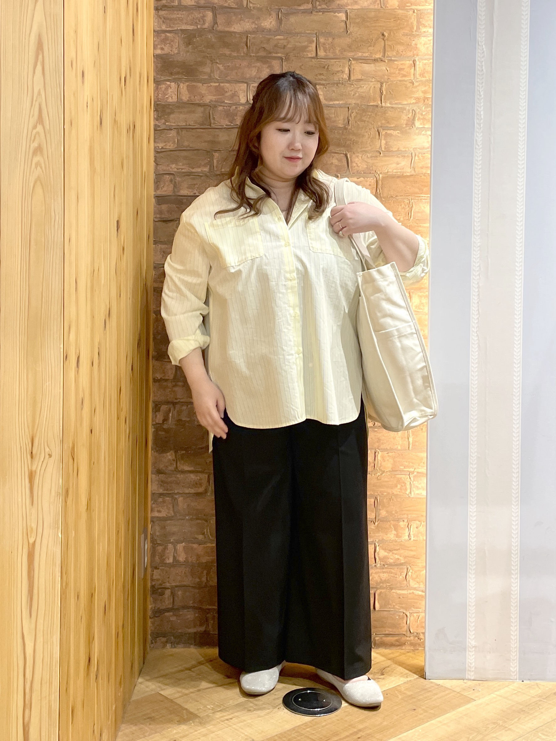 Risaさんの「SHOO･LA･RUE｜【体型カバー】バックギャザーで魅せる オーバーサイズシャツ」を使ったコーディネート