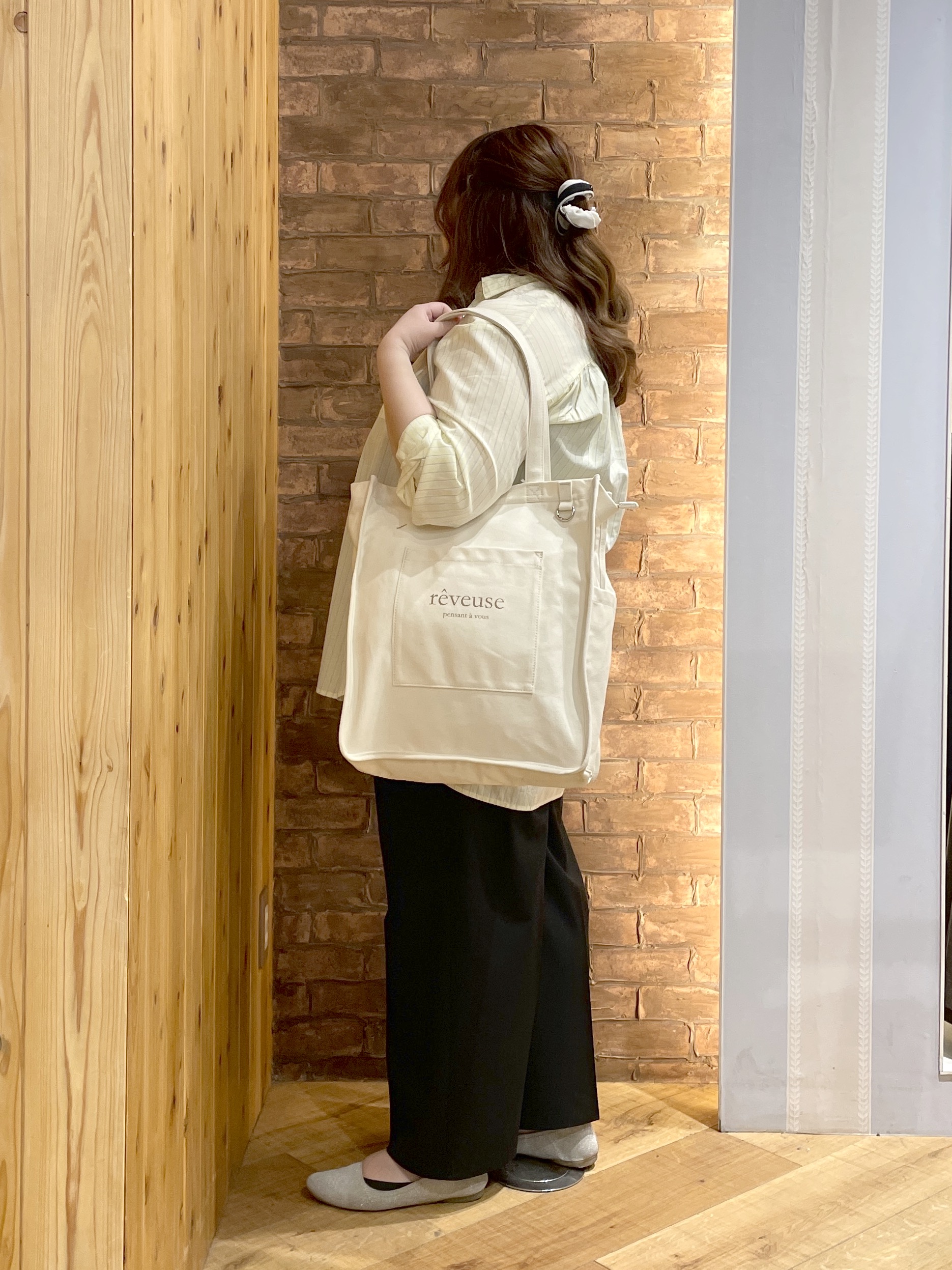 Risaさんの「SHOO･LA･RUE｜【体型カバー】バックギャザーで魅せる オーバーサイズシャツ」を使ったコーディネート