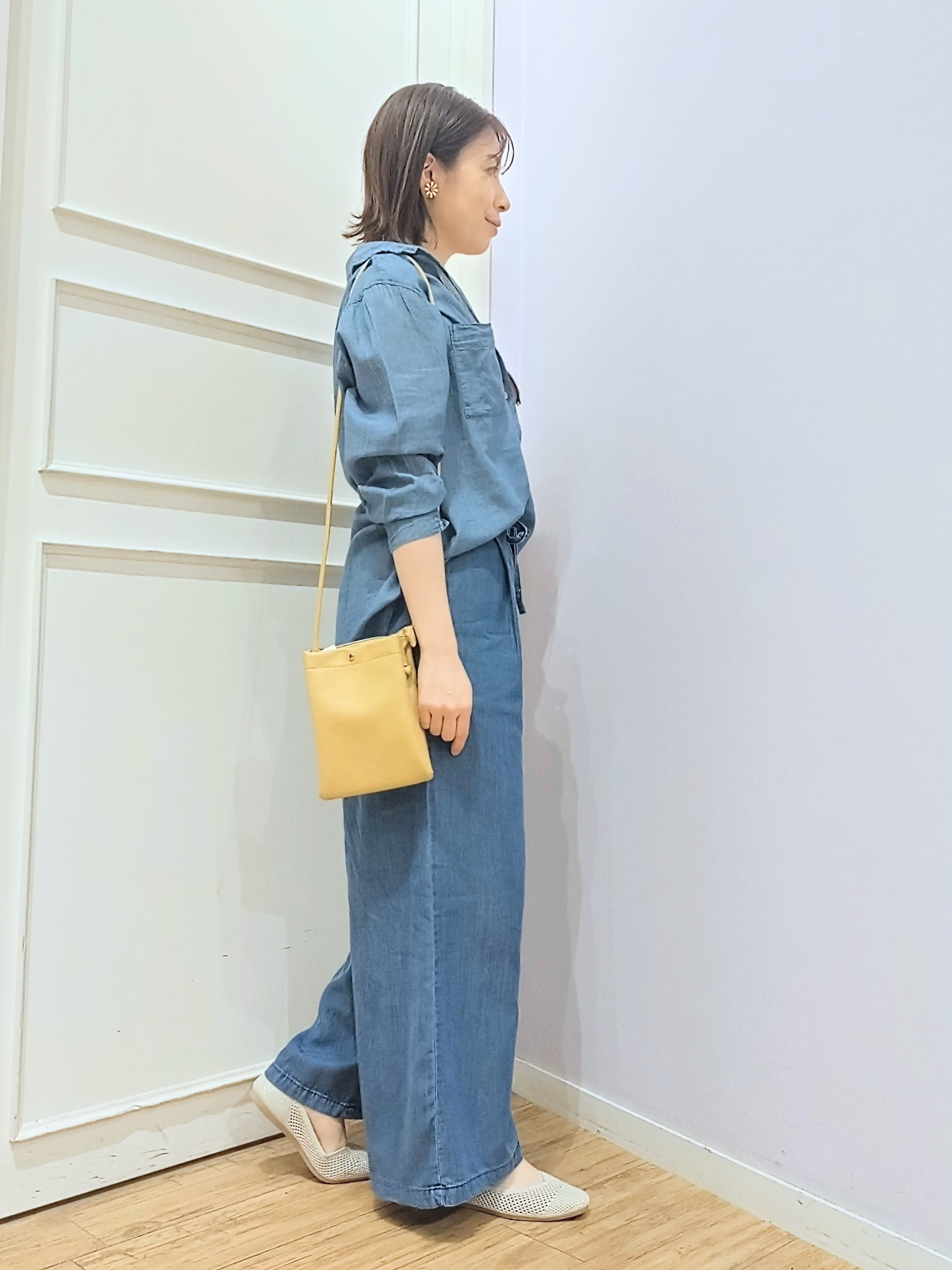 miomioさんの「SHOO･LA･RUE｜【綿100%/UV/S-LL/体型カバー】優しく透ける 柔らかシアーデニムシャツ」を使ったコーディネート