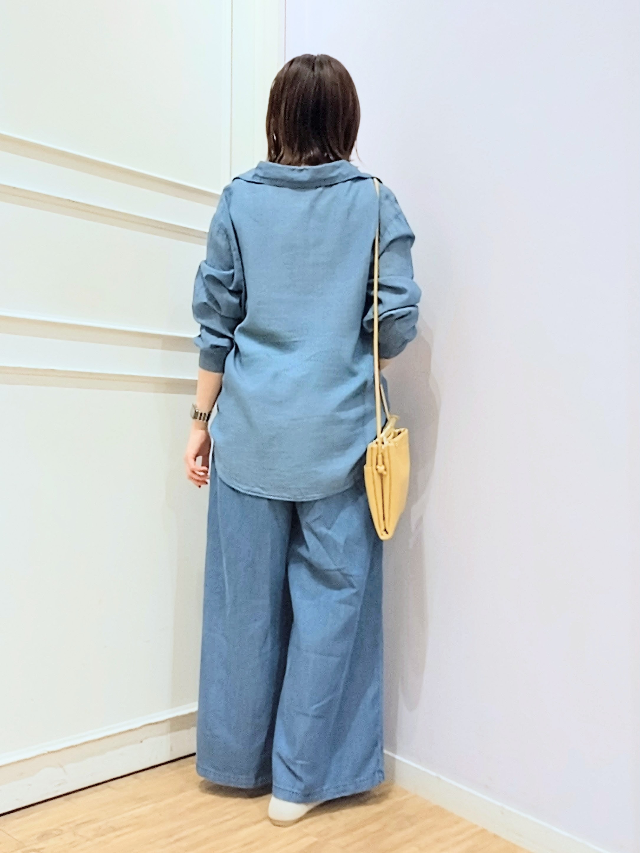 miomioさんの「SHOO･LA･RUE｜【綿100%/UV/S-LL/体型カバー】優しく透ける 柔らかシアーデニムシャツ」を使ったコーディネート