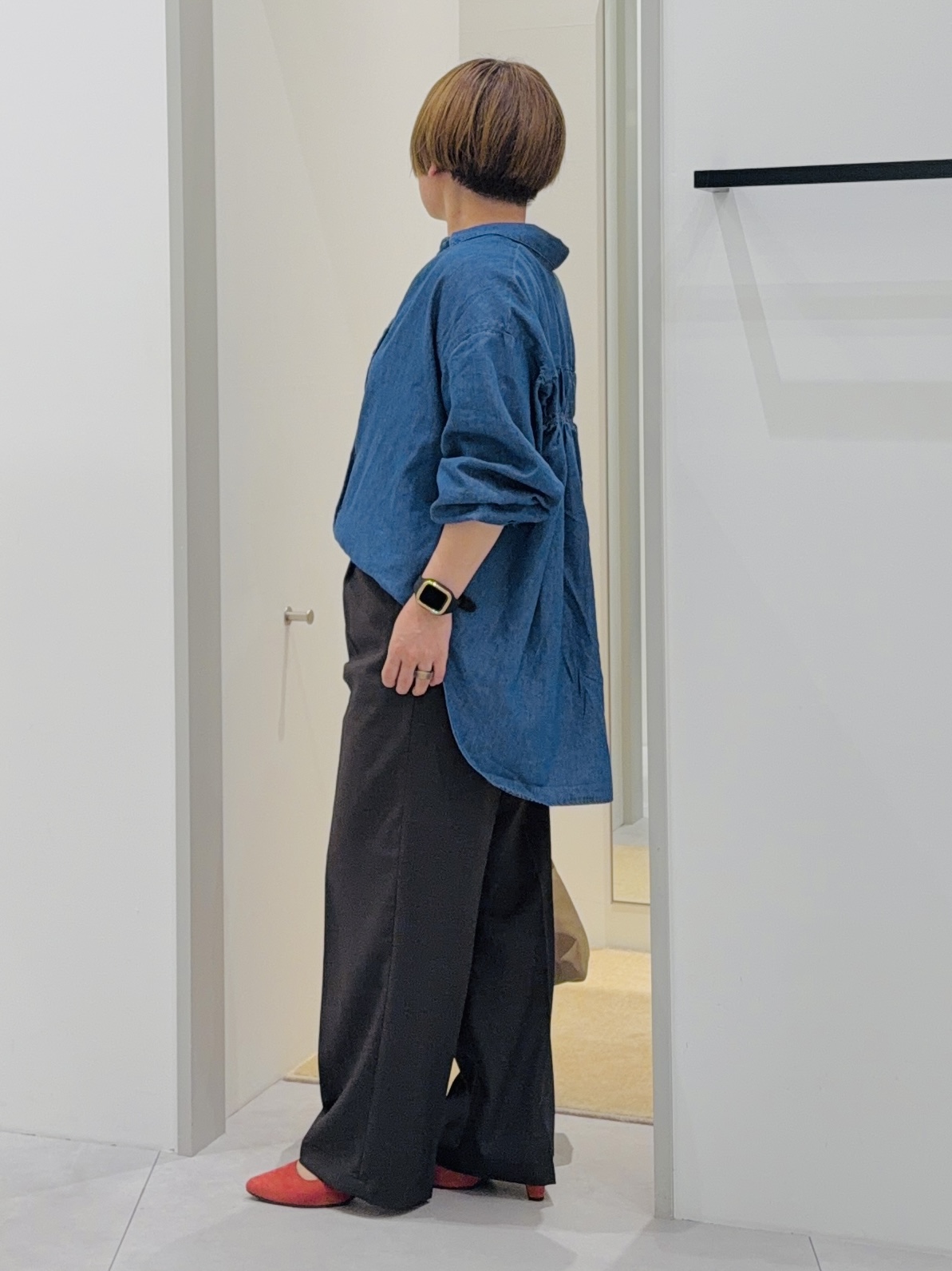 タナさんの「THE SHOP TK｜【後ろ姿もサマになる】バックシャーリングシャツ」を使ったコーディネート