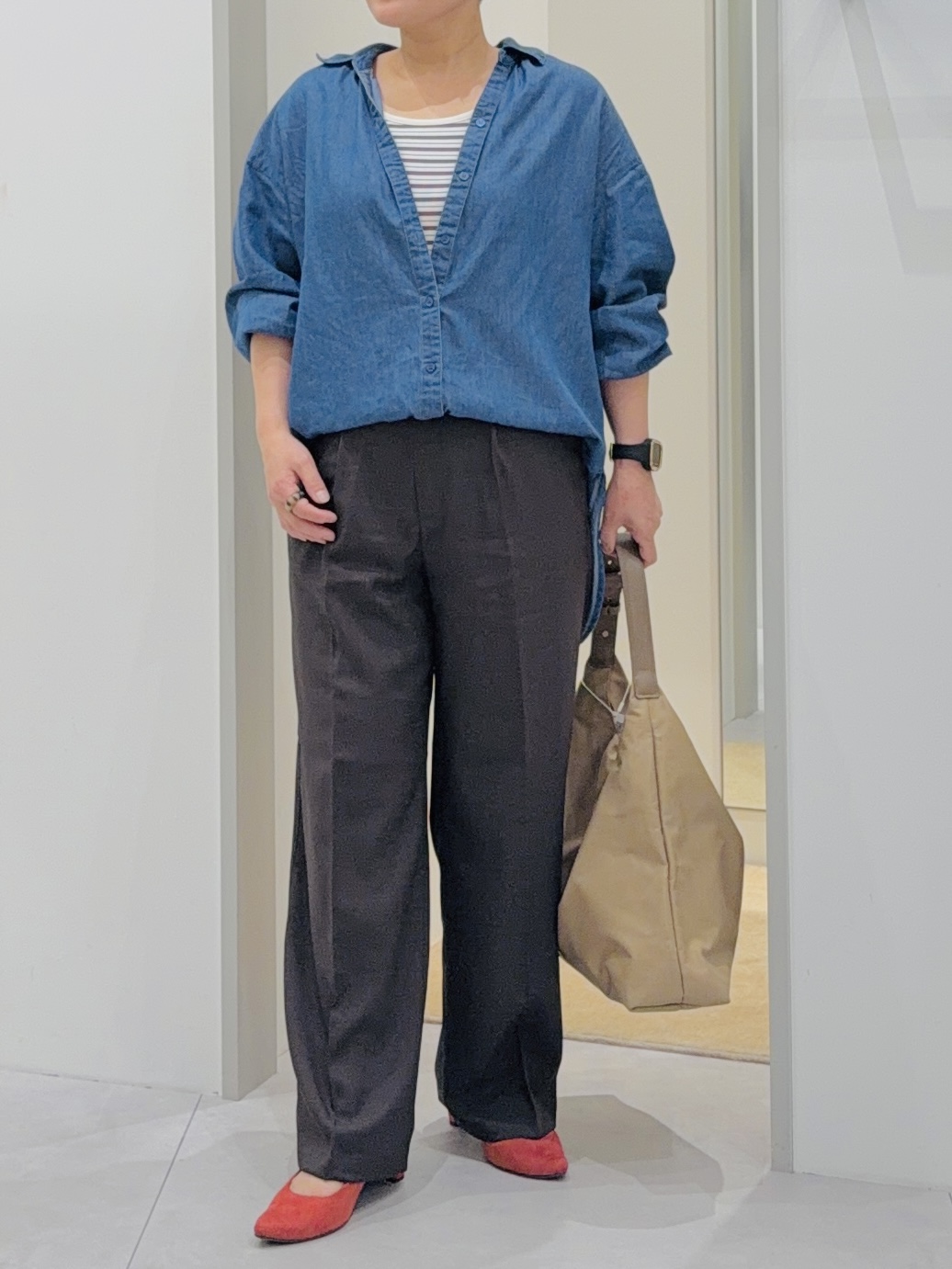タナさんの「THE SHOP TK｜【後ろ姿もサマになる】バックシャーリングシャツ」を使ったコーディネート