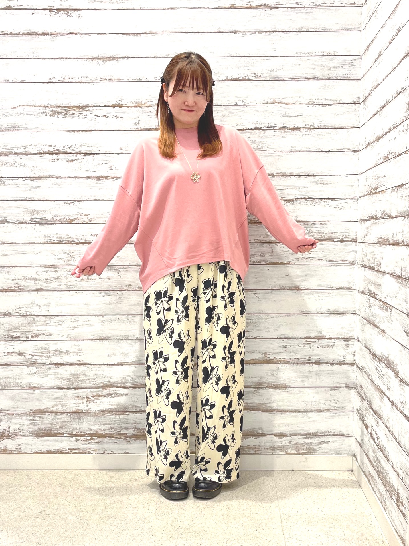 ゆっきーさんの「SHOO･LA･RUE｜【洗濯機可/UV/綿100％】体型カバーが叶う ゆるトップス」を使ったコーディネート