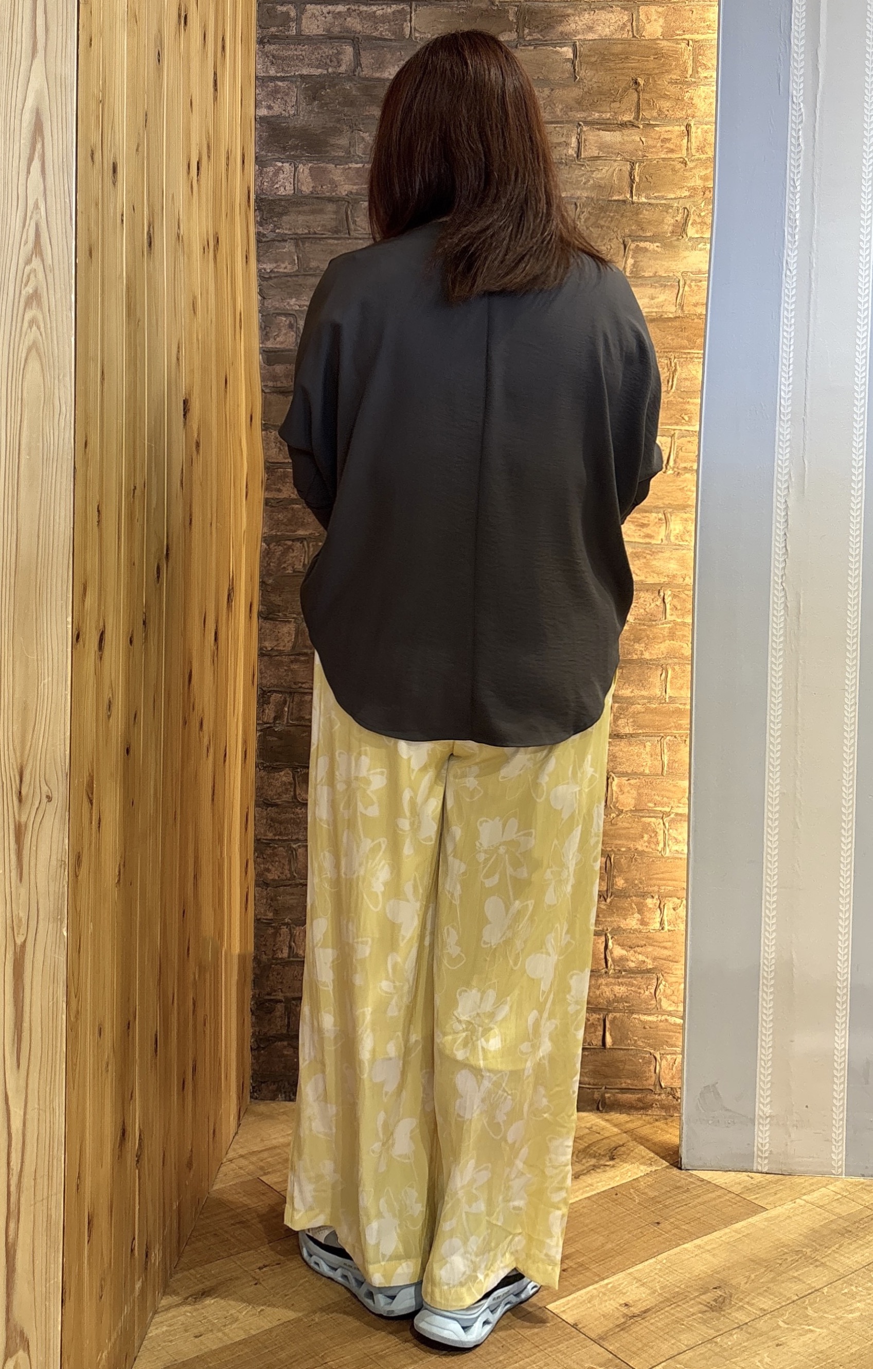 ゆかぴさんの「SHOO･LA･RUE｜【着丈選べる/体型カバー/洗濯機可】さらさらとろん ドルマンブラウス」を使ったコーディネート