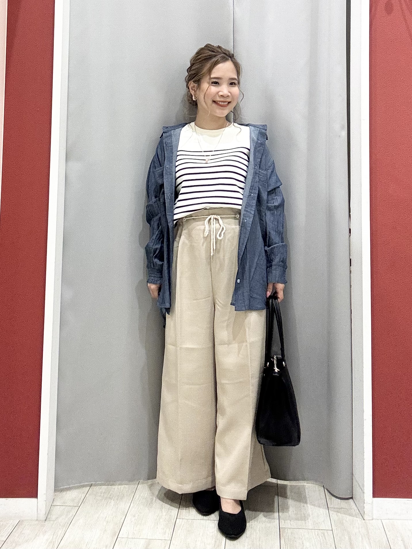 shioさんの「SHOO･LA･RUE｜【綿100%/UV/S-LL/体型カバー】優しく透ける 柔らかシアーデニムシャツ」を使ったコーディネート