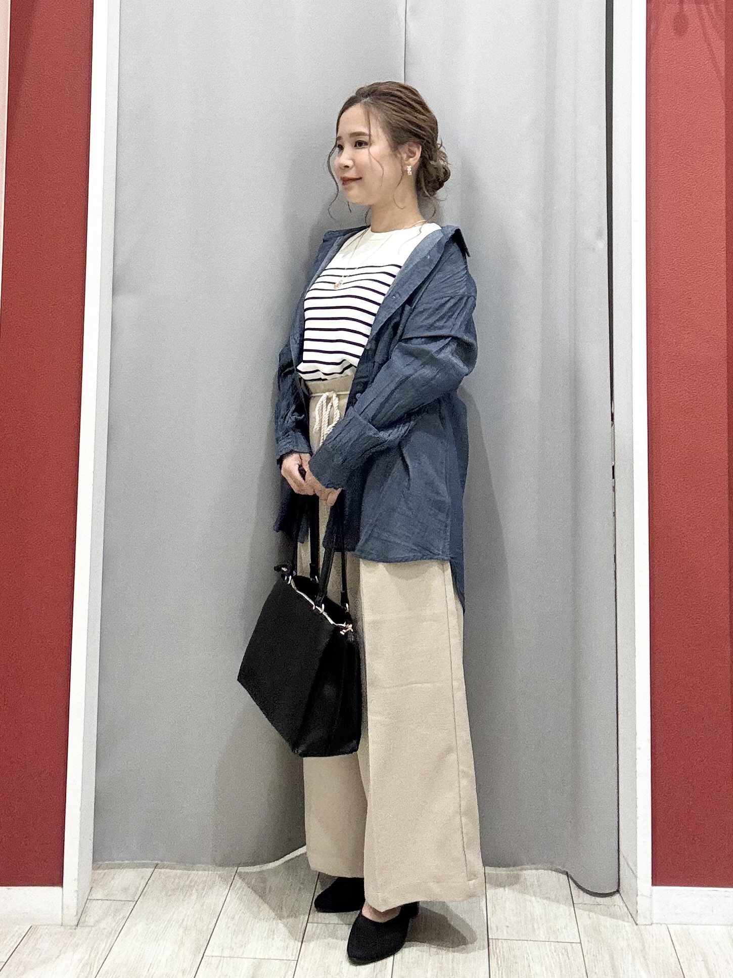 shioさんの「SHOO･LA･RUE｜【綿100%/UV/S-LL/体型カバー】優しく透ける 柔らかシアーデニムシャツ」を使ったコーディネート