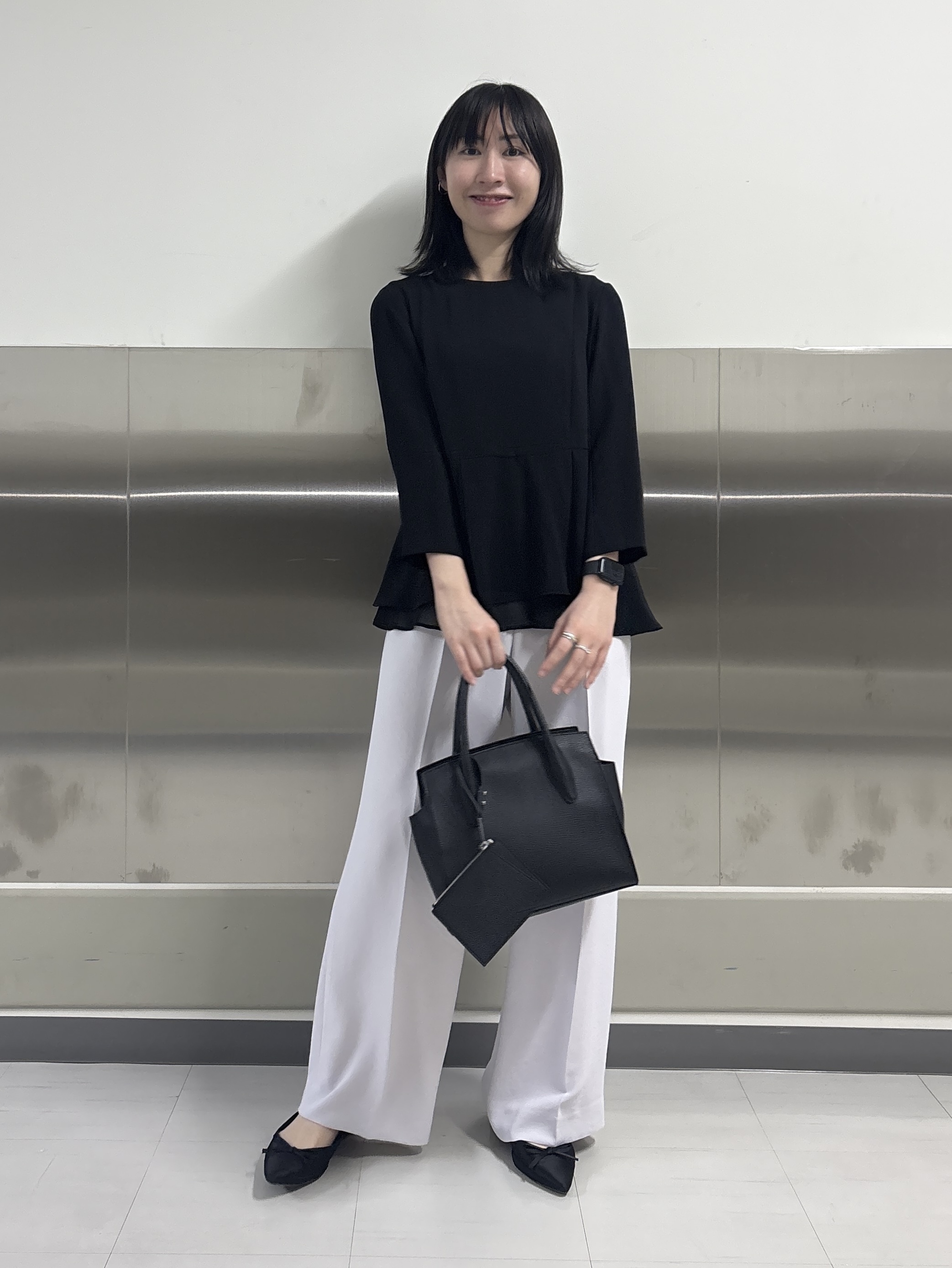 Yoshimiさんの「INDIVI｜【洗える／UVケア／SETUP可】着る日傘ワイドパンツ」を使ったコーディネート