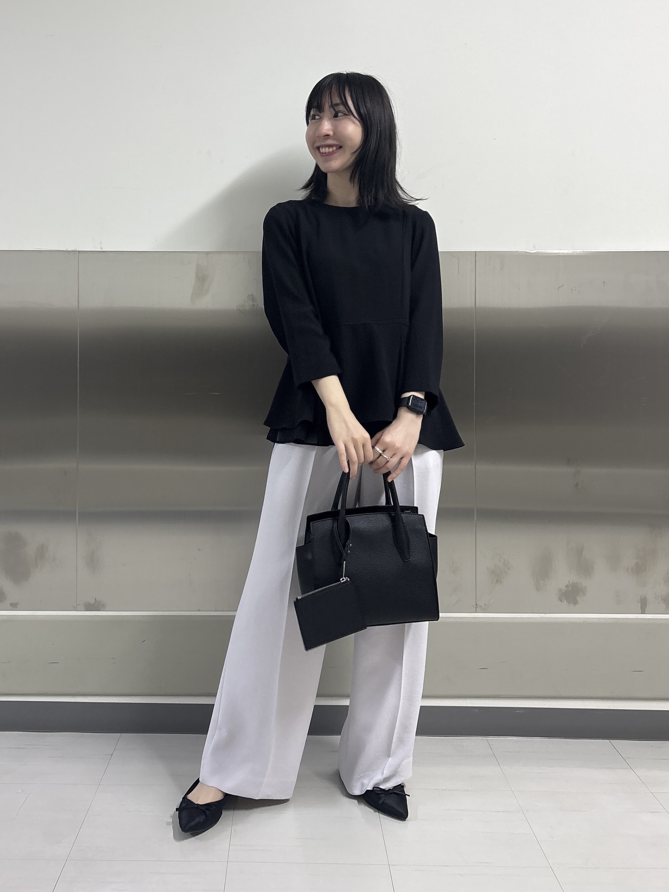 Yoshimiさんの「INDIVI｜【洗える／UVケア／SETUP可】着る日傘ワイドパンツ」を使ったコーディネート