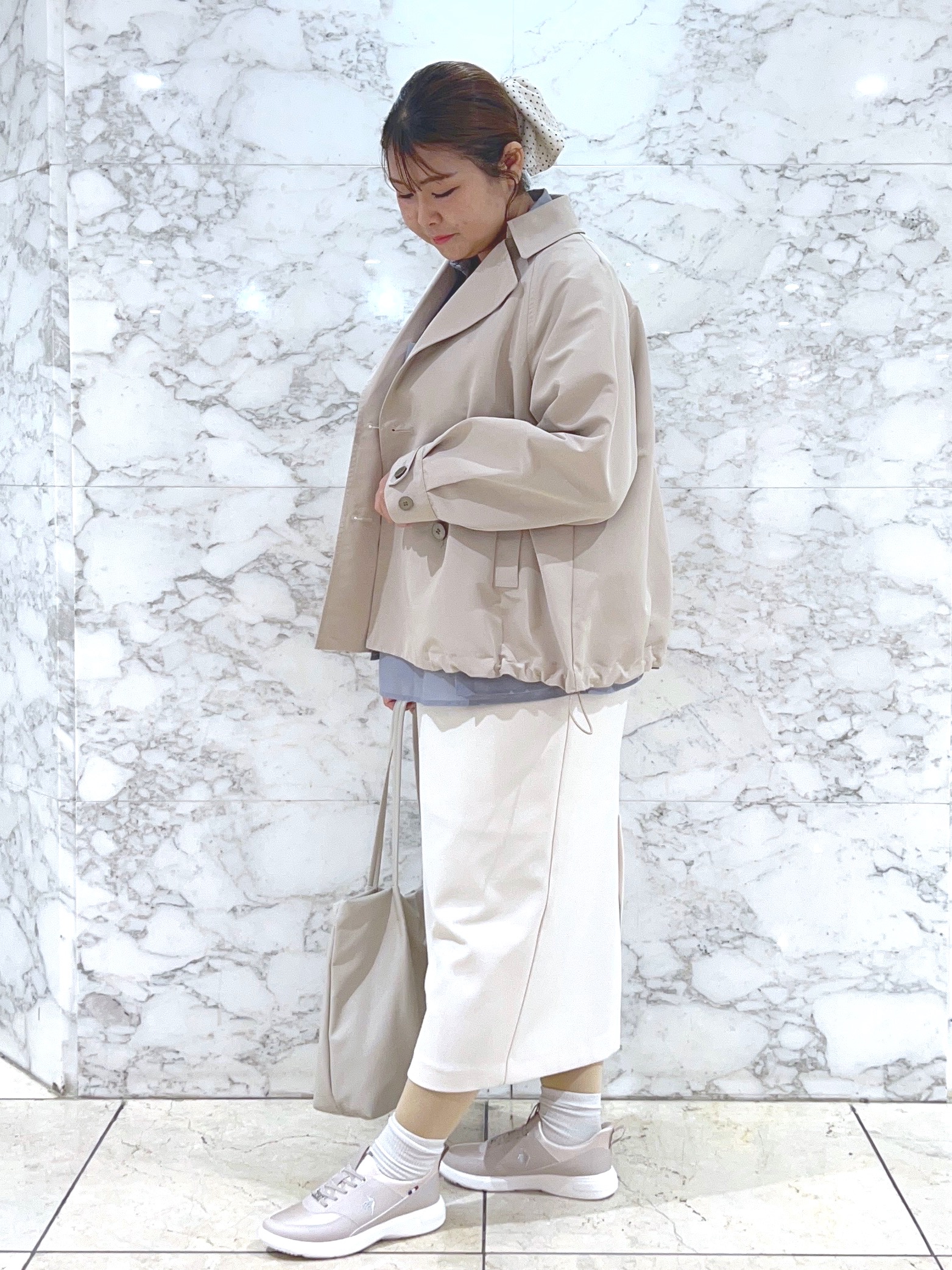 ARISAさんの「grove｜【貴島明日香さん着用】【撥水／シルエット2WAY】軽やかミドルトレンチコート」を使ったコーディネート