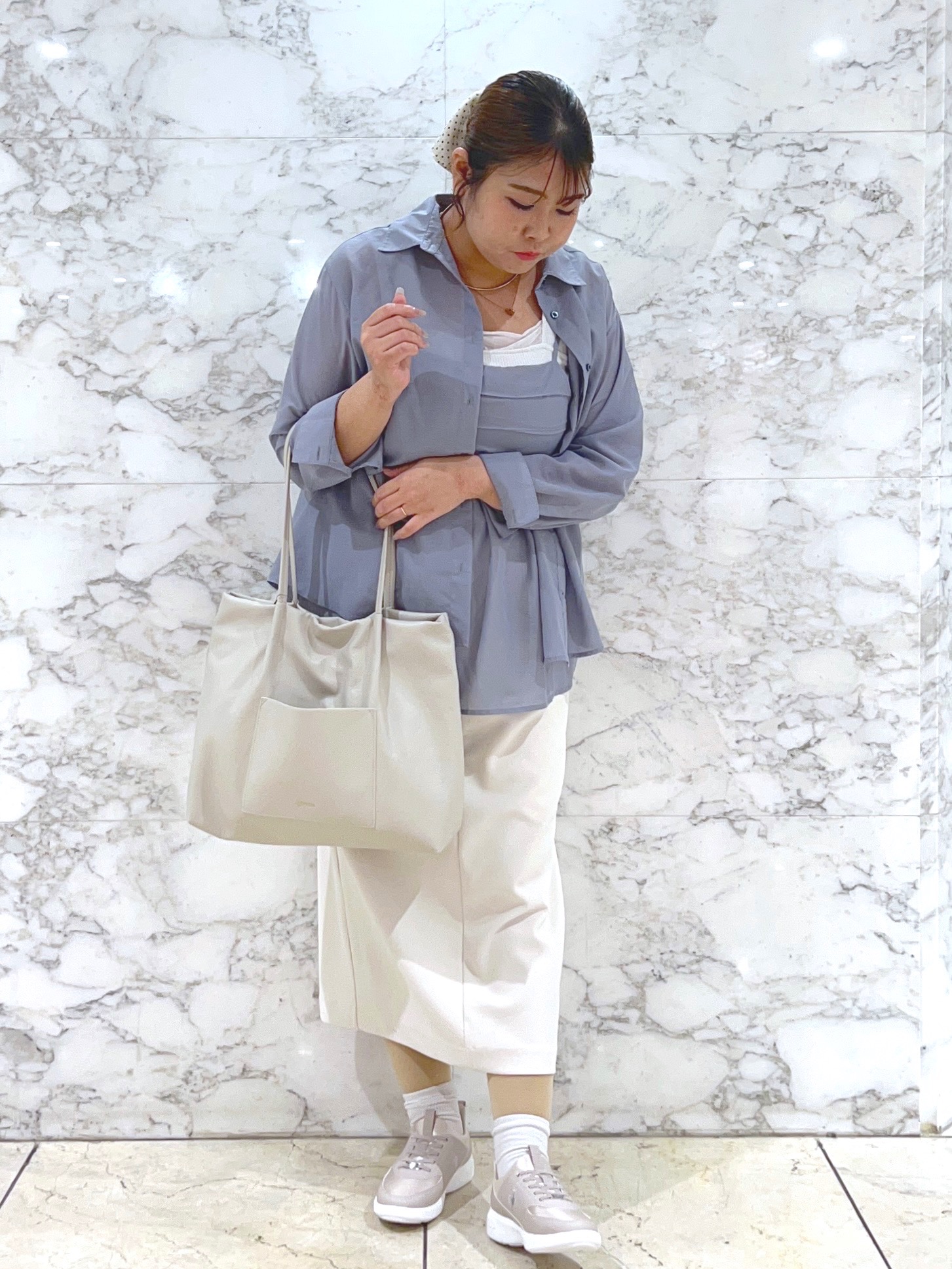 ARISAさんの「grove｜【貴島明日香さん着用】【撥水／シルエット2WAY】軽やかミドルトレンチコート」を使ったコーディネート