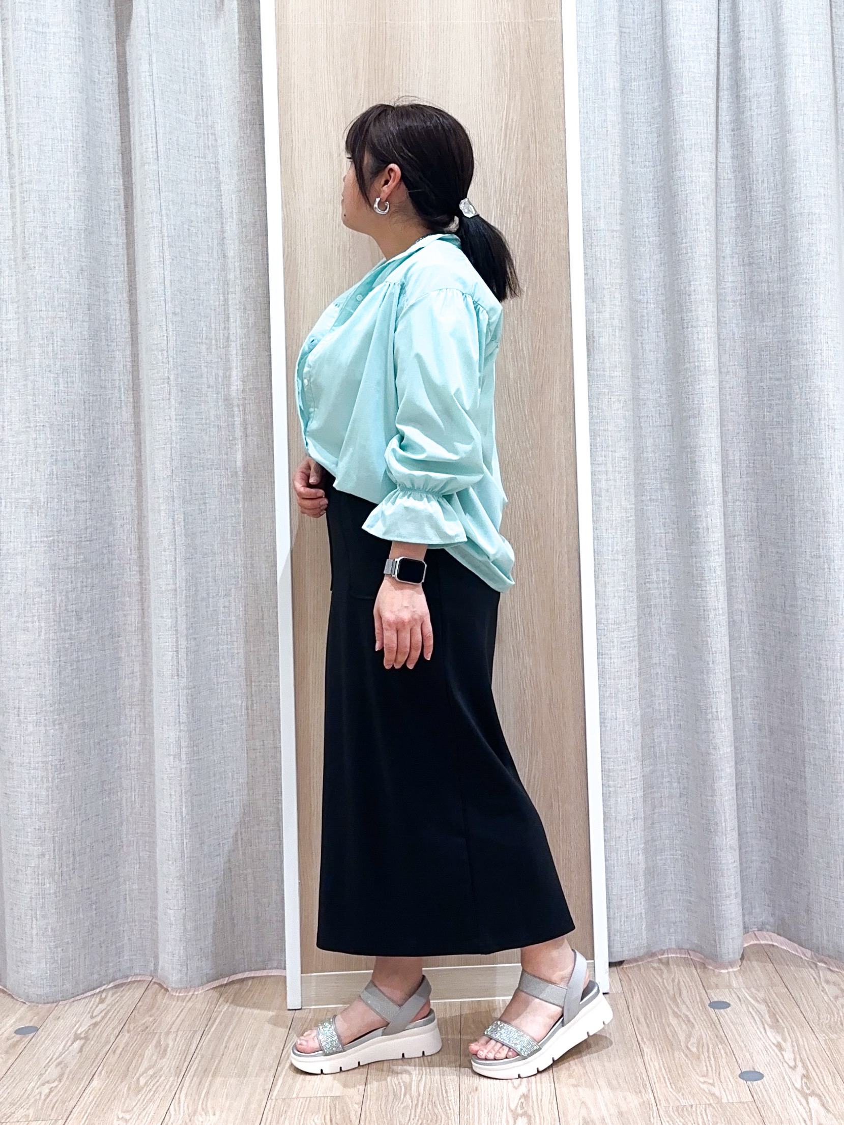 naoさんの「grove｜【貴島明日香さん着用／イージーケア／接触冷感】麻混スタンドギャザーシャツ」を使ったコーディネート