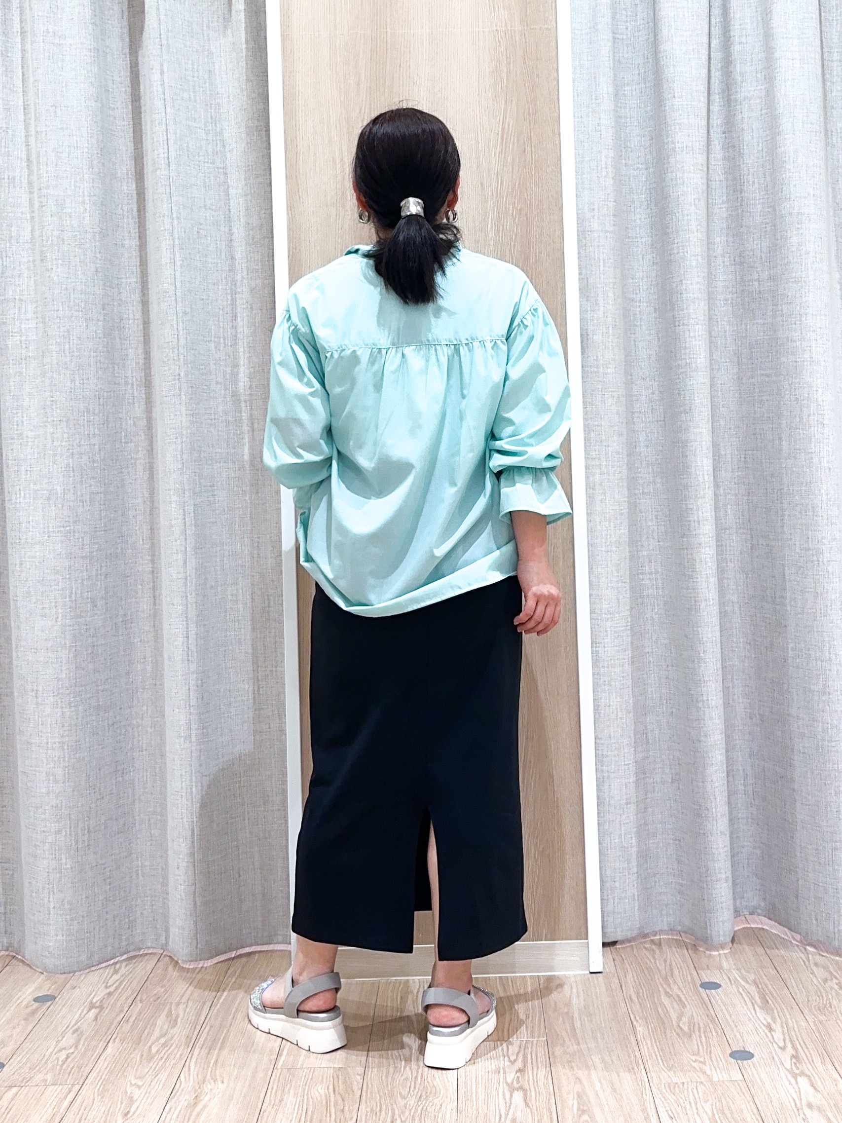 naoさんの「grove｜【貴島明日香さん着用／イージーケア／接触冷感】麻混スタンドギャザーシャツ」を使ったコーディネート