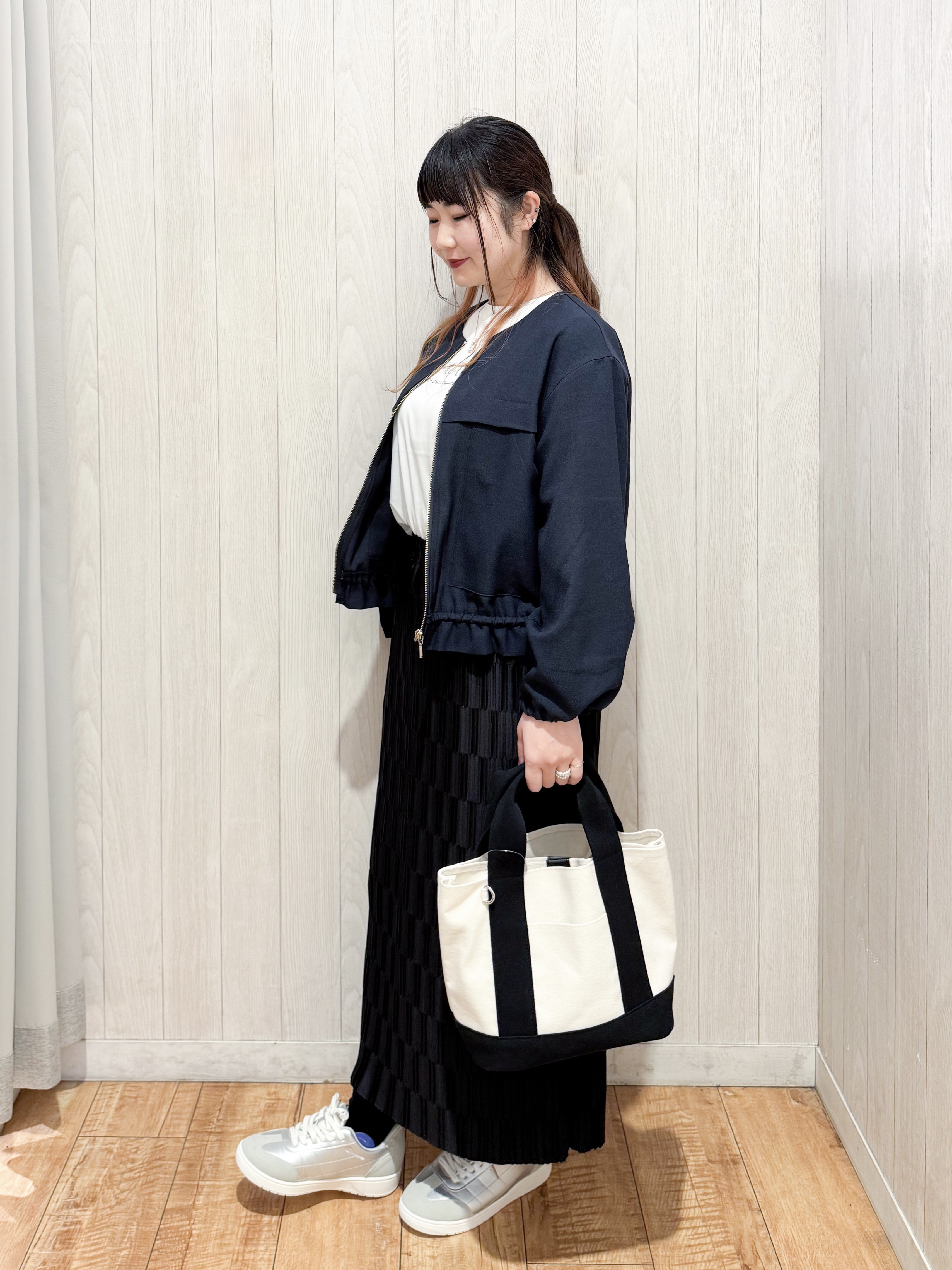 愛さんの「SHOO･LA･RUE｜【S-LL】スタイルアップを叶える　大人のドロストブルゾン」を使ったコーディネート