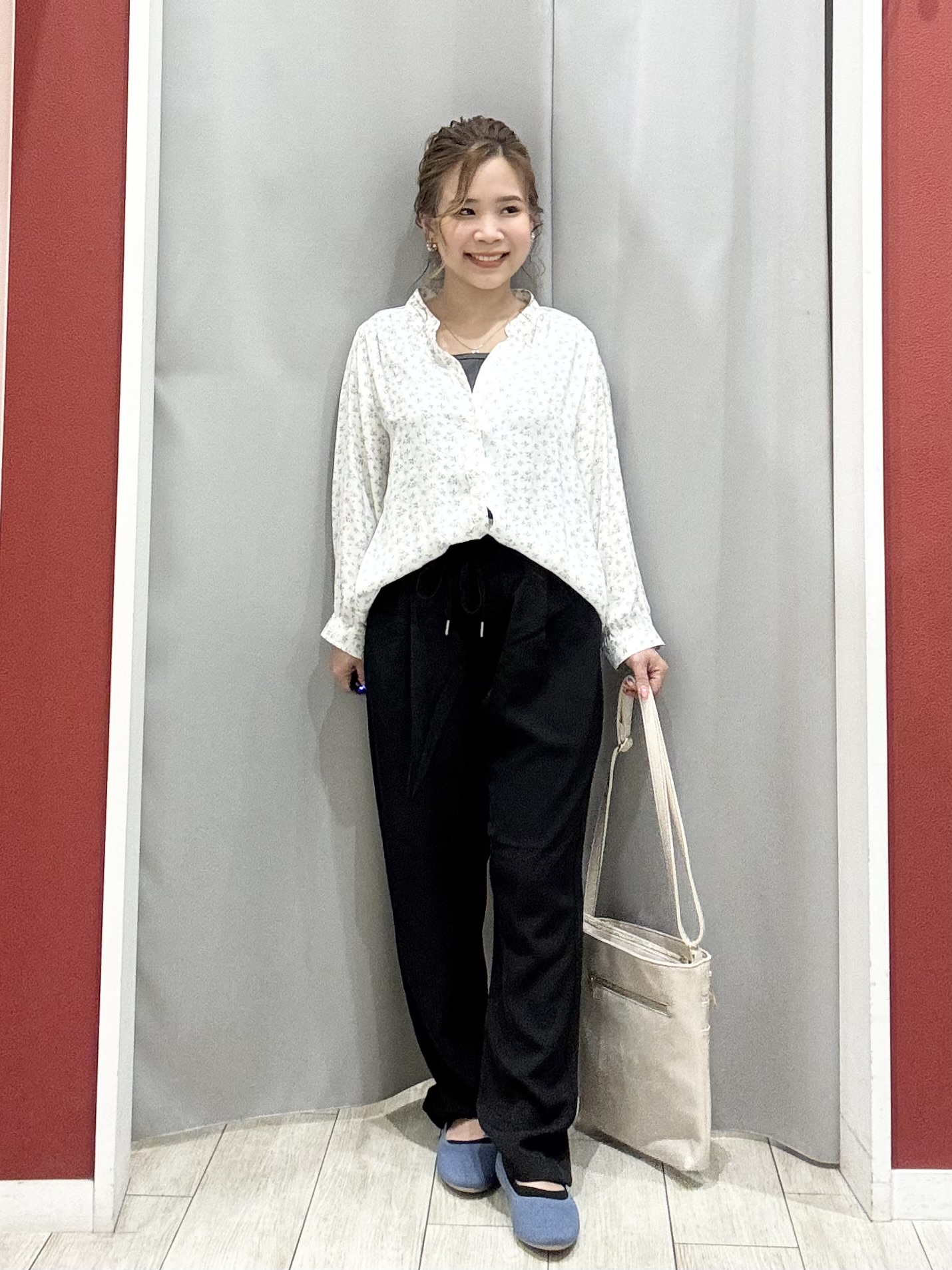 shioさんの「SHOO･LA･RUE｜【S-LL/7分袖】首元をすっきり魅せる　大人の上品サテンブラウス」を使ったコーディネート