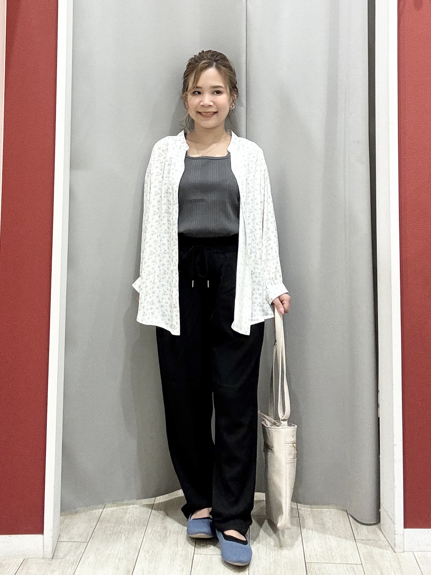 shioさんの「SHOO･LA･RUE｜【S-LL/7分袖】首元をすっきり魅せる　大人の上品サテンブラウス」を使ったコーディネート