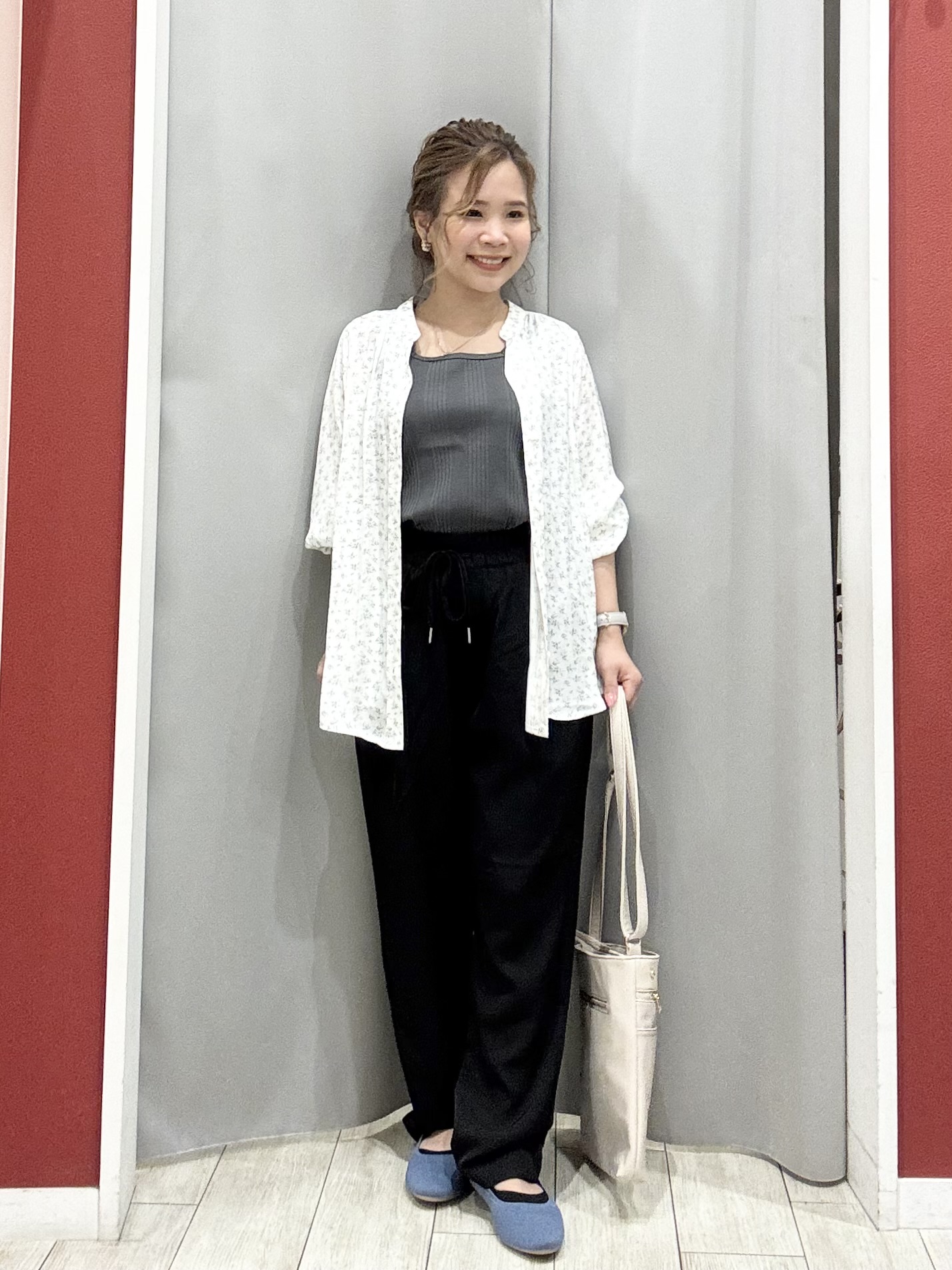 shioさんの「SHOO･LA･RUE｜【S-LL/7分袖】首元をすっきり魅せる　大人の上品サテンブラウス」を使ったコーディネート