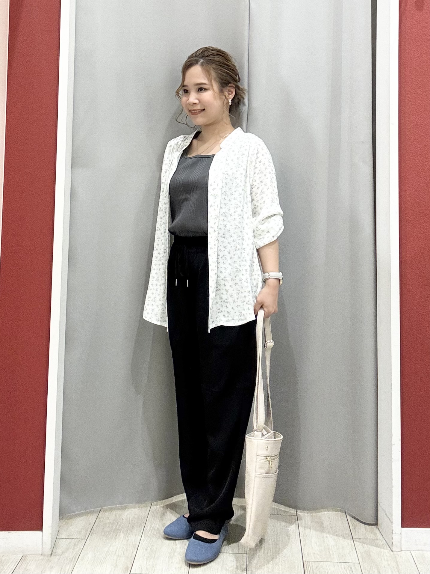 shioさんの「SHOO･LA･RUE｜【S-LL/7分袖】首元をすっきり魅せる　大人の上品サテンブラウス」を使ったコーディネート