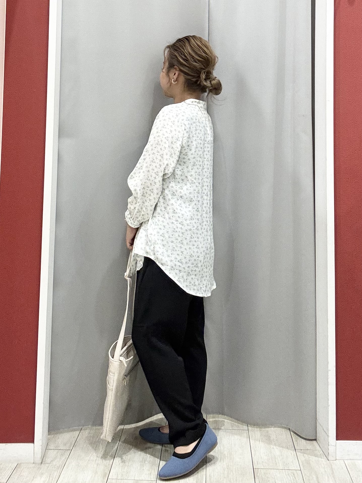 shioさんの「SHOO･LA･RUE｜【S-LL/7分袖】首元をすっきり魅せる　大人の上品サテンブラウス」を使ったコーディネート