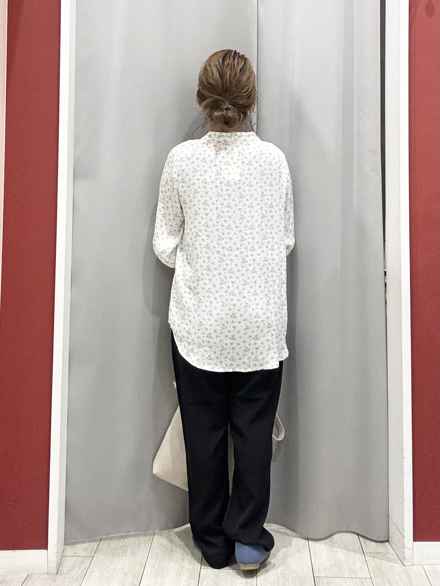 shioさんの「SHOO･LA･RUE｜【S-LL/7分袖】首元をすっきり魅せる　大人の上品サテンブラウス」を使ったコーディネート