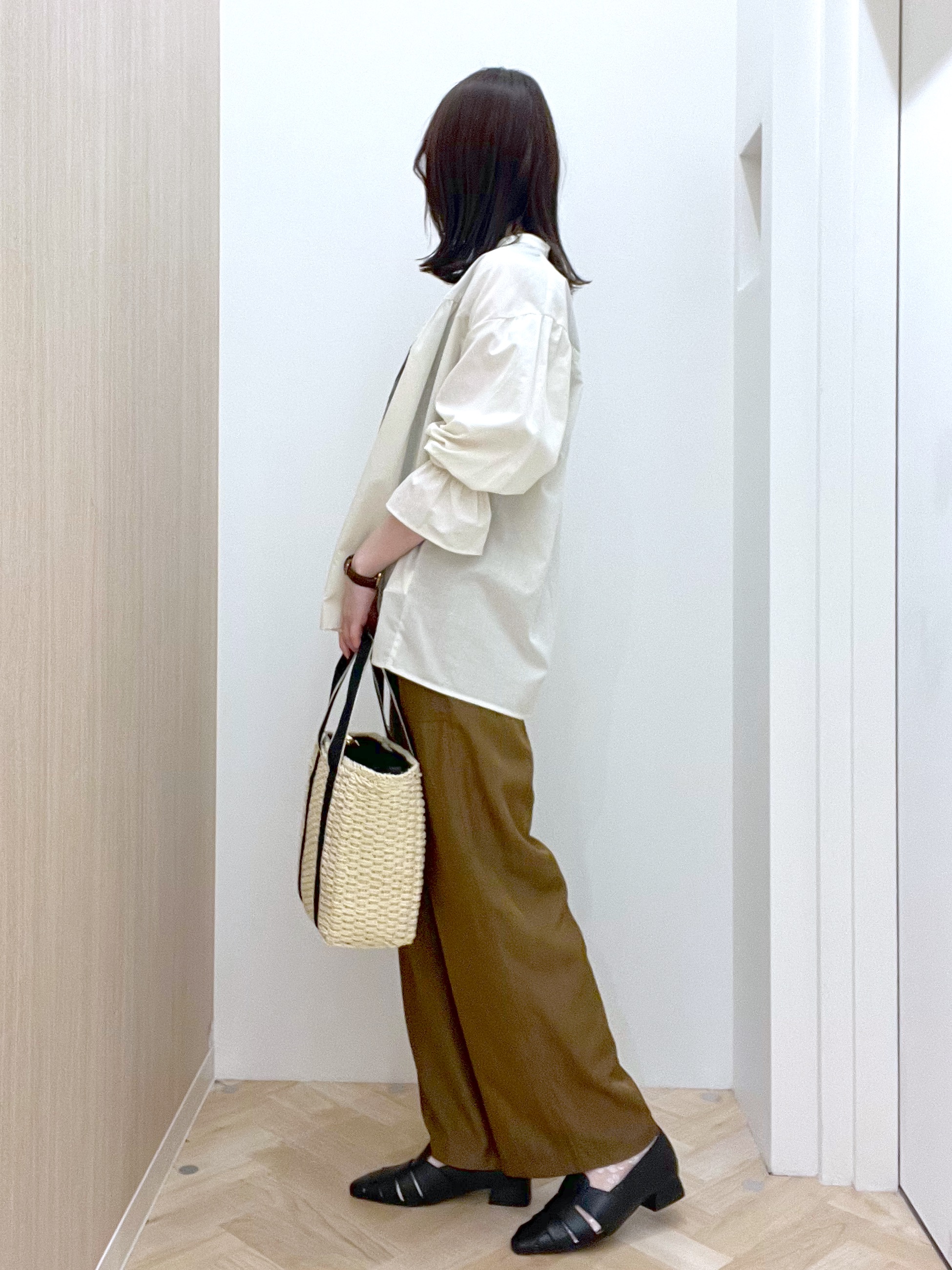  おまつさんの「grove｜【貴島明日香さん着用／イージーケア／接触冷感】麻混スタンドギャザーシャツ」を使ったコーディネート