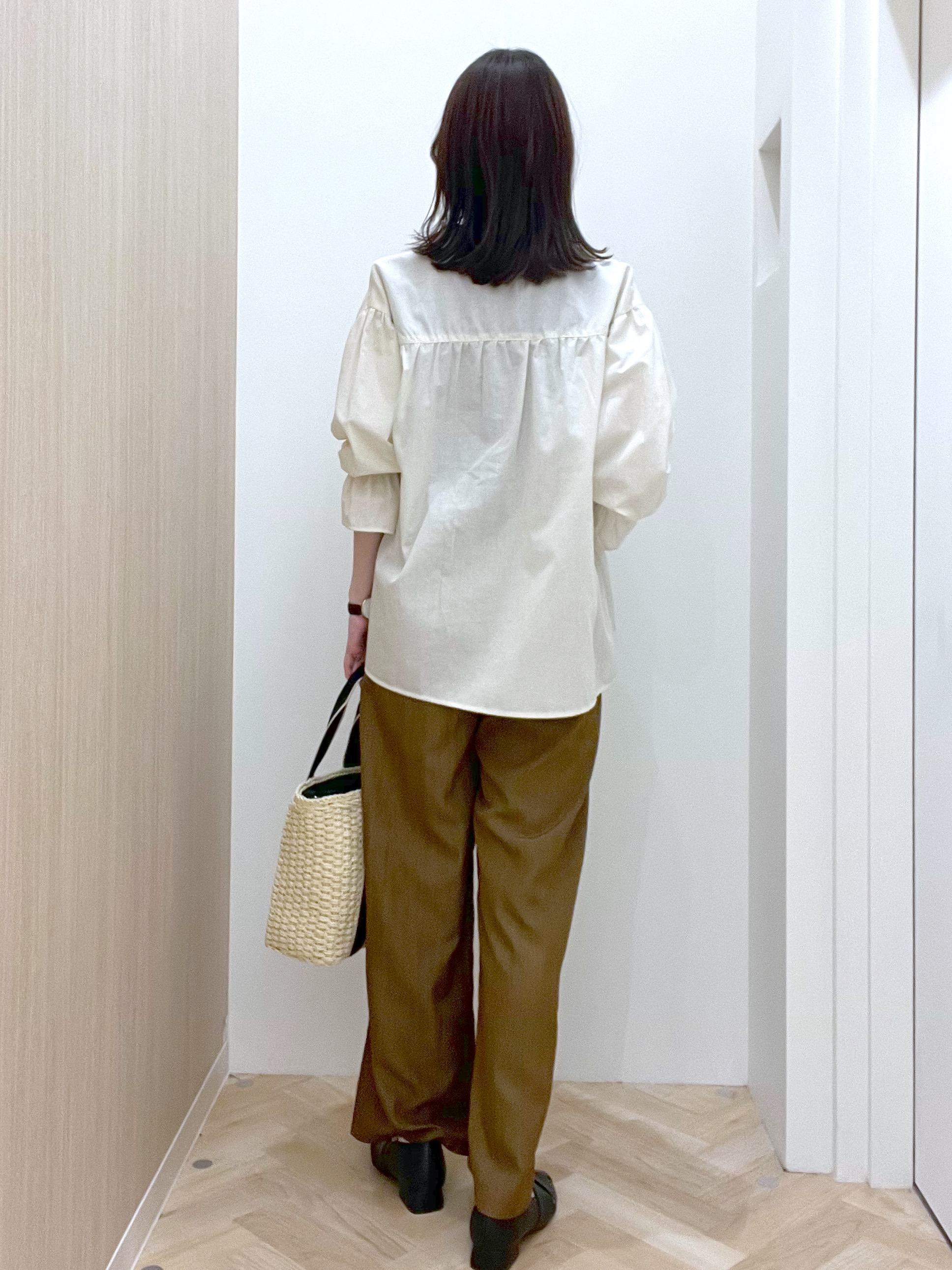  おまつさんの「grove｜【貴島明日香さん着用／イージーケア／接触冷感】麻混スタンドギャザーシャツ」を使ったコーディネート