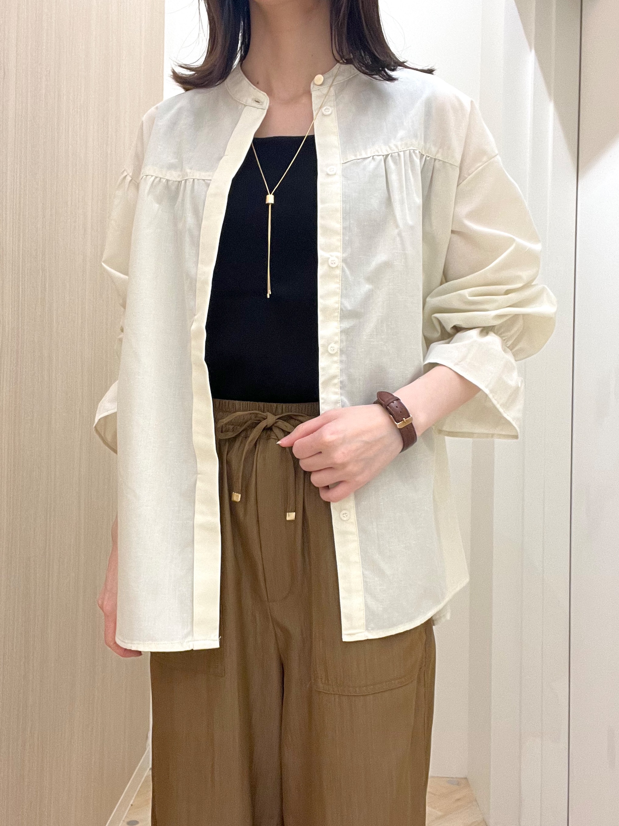  おまつさんの「grove｜【貴島明日香さん着用／イージーケア／接触冷感】麻混スタンドギャザーシャツ」を使ったコーディネート