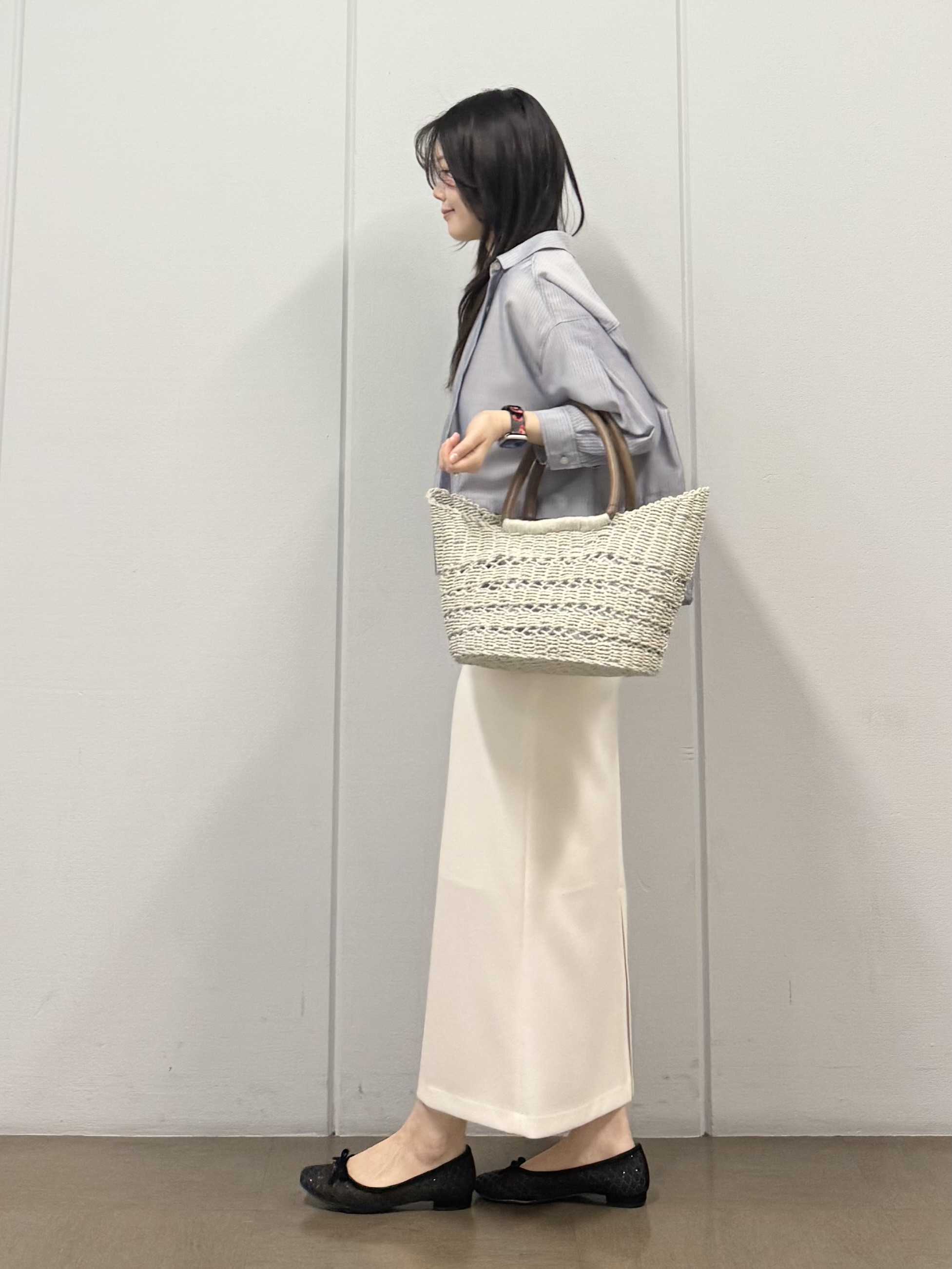mizukiさんの「INDIVI｜【接触冷感／洗える／2WAY】ドロスト付 シアーシャンブレーシャツ」を使ったコーディネート