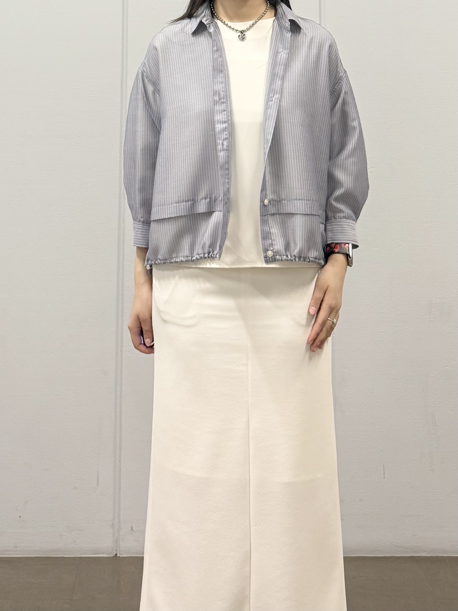 mizukiさんの「INDIVI｜【接触冷感／洗える／2WAY】ドロスト付 シアーシャンブレーシャツ」を使ったコーディネート