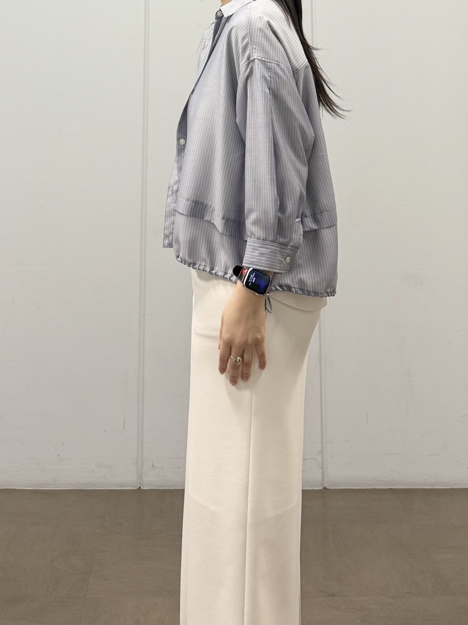 mizukiさんの「INDIVI｜【接触冷感／洗える／2WAY】ドロスト付 シアーシャンブレーシャツ」を使ったコーディネート