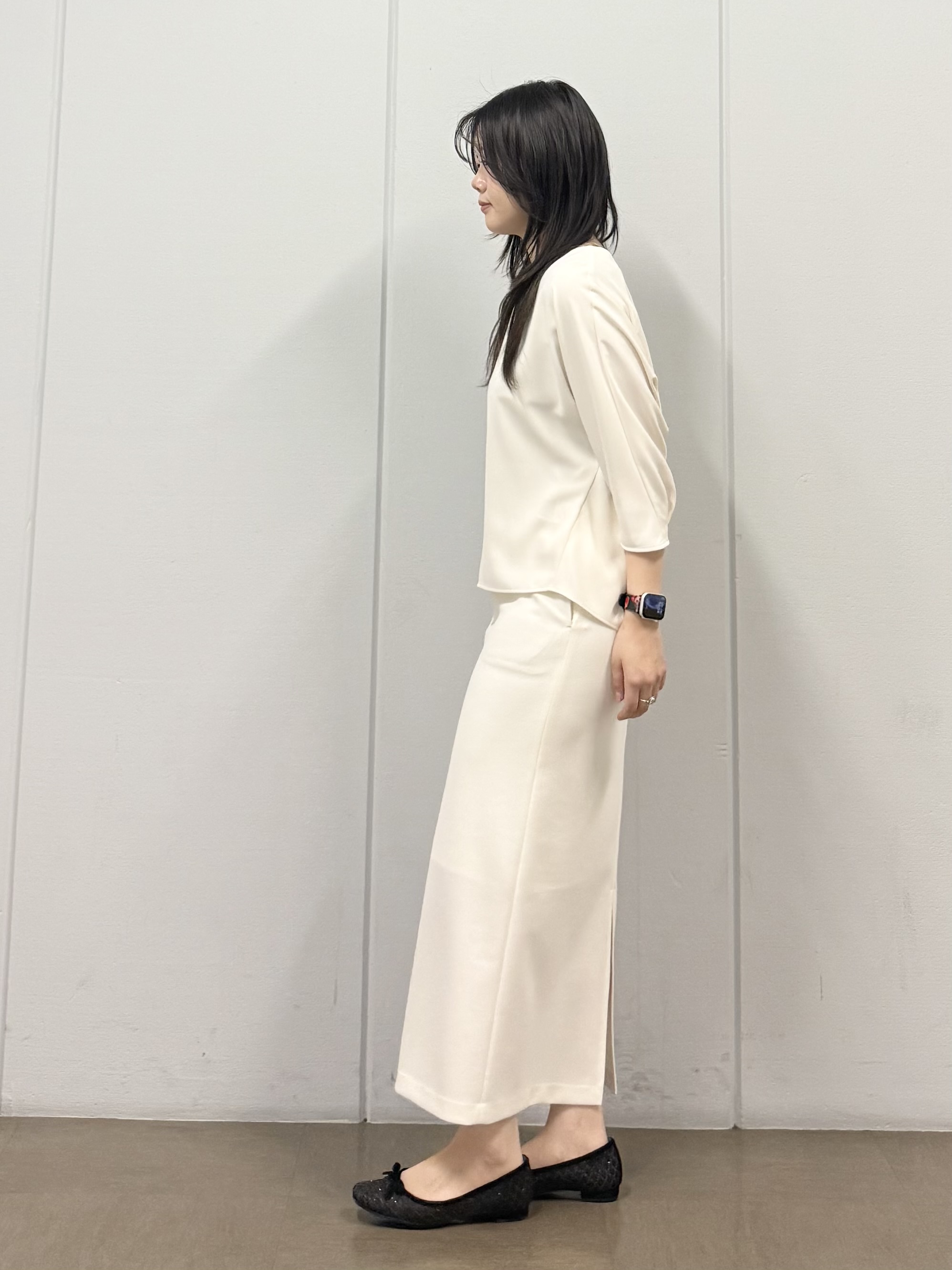 mizukiさんの「INDIVI｜【接触冷感／洗える／2WAY】ドロスト付 シアーシャンブレーシャツ」を使ったコーディネート