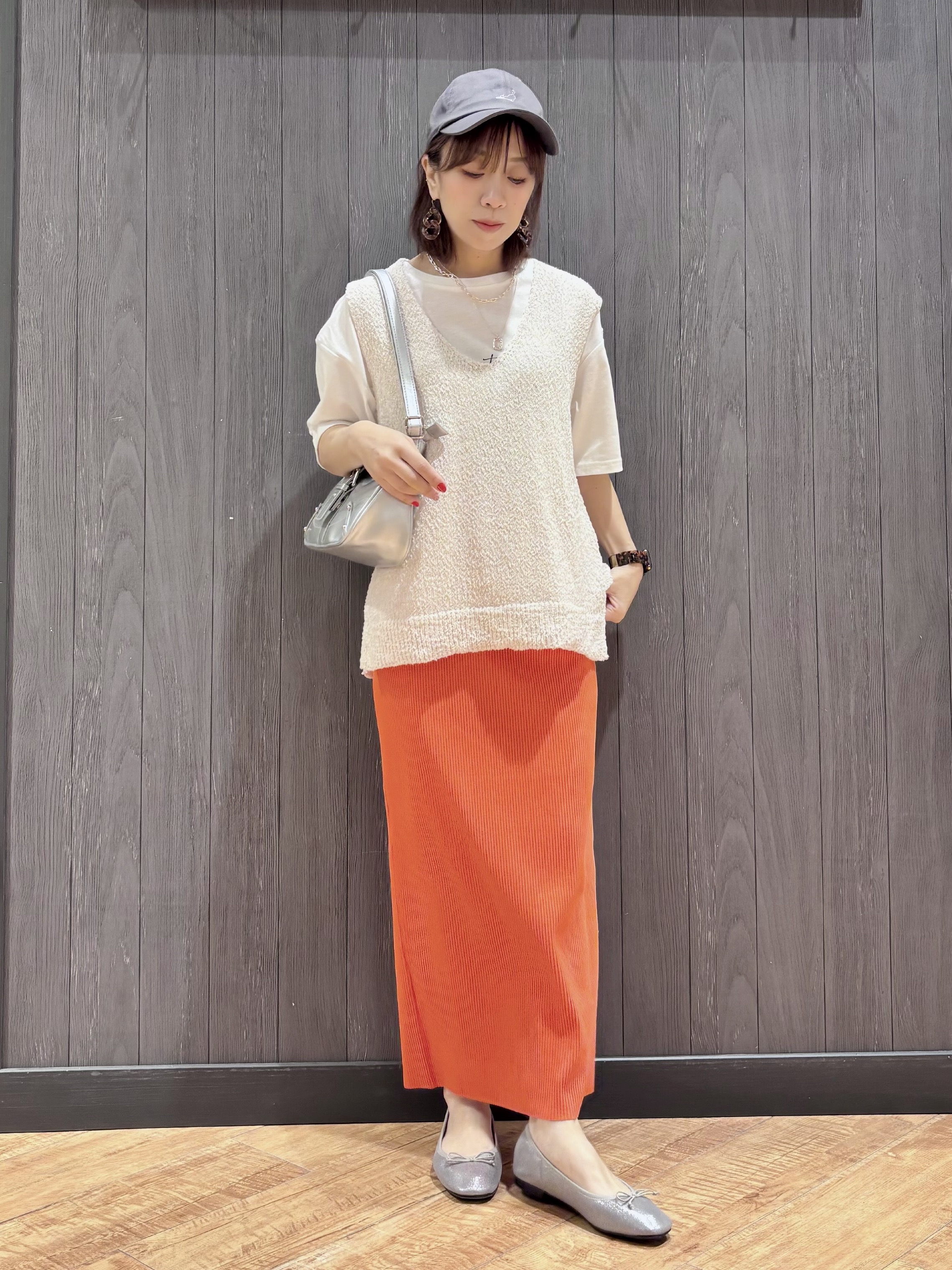 meiさんの「SHOO･LA･RUE｜【2点セット/S-LL】ニットベスト＆ロゴTシャツSET」を使ったコーディネート
