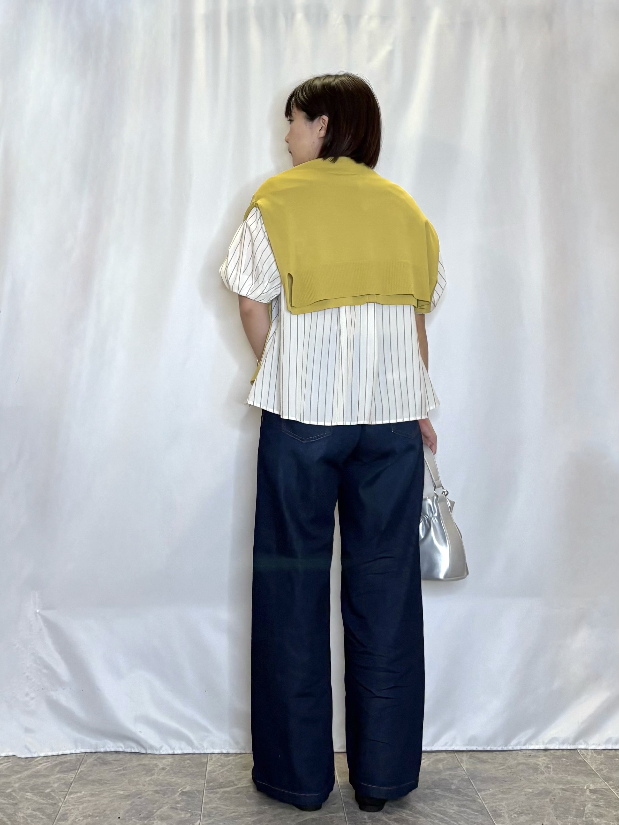 ネリさんの「SHOO･LA･RUE｜【洗濯機可/ひんやり/UV】さらっとしたタッチが心地よい ショート丈 Vネックカーディガン」を使ったコーディネート
