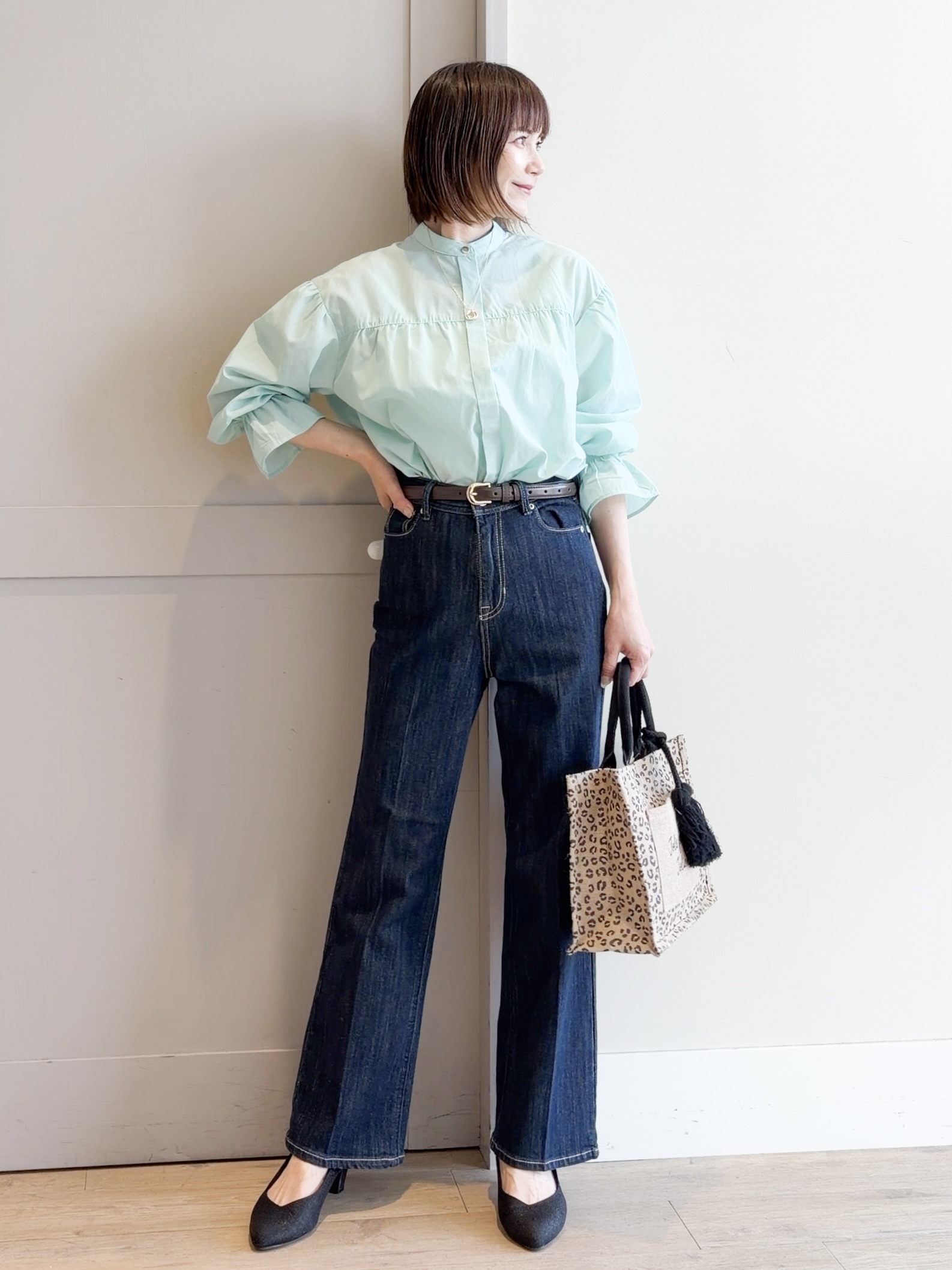 yamakoさんの「grove｜【貴島明日香さん着用／イージーケア／接触冷感】麻混スタンドギャザーシャツ」を使ったコーディネート