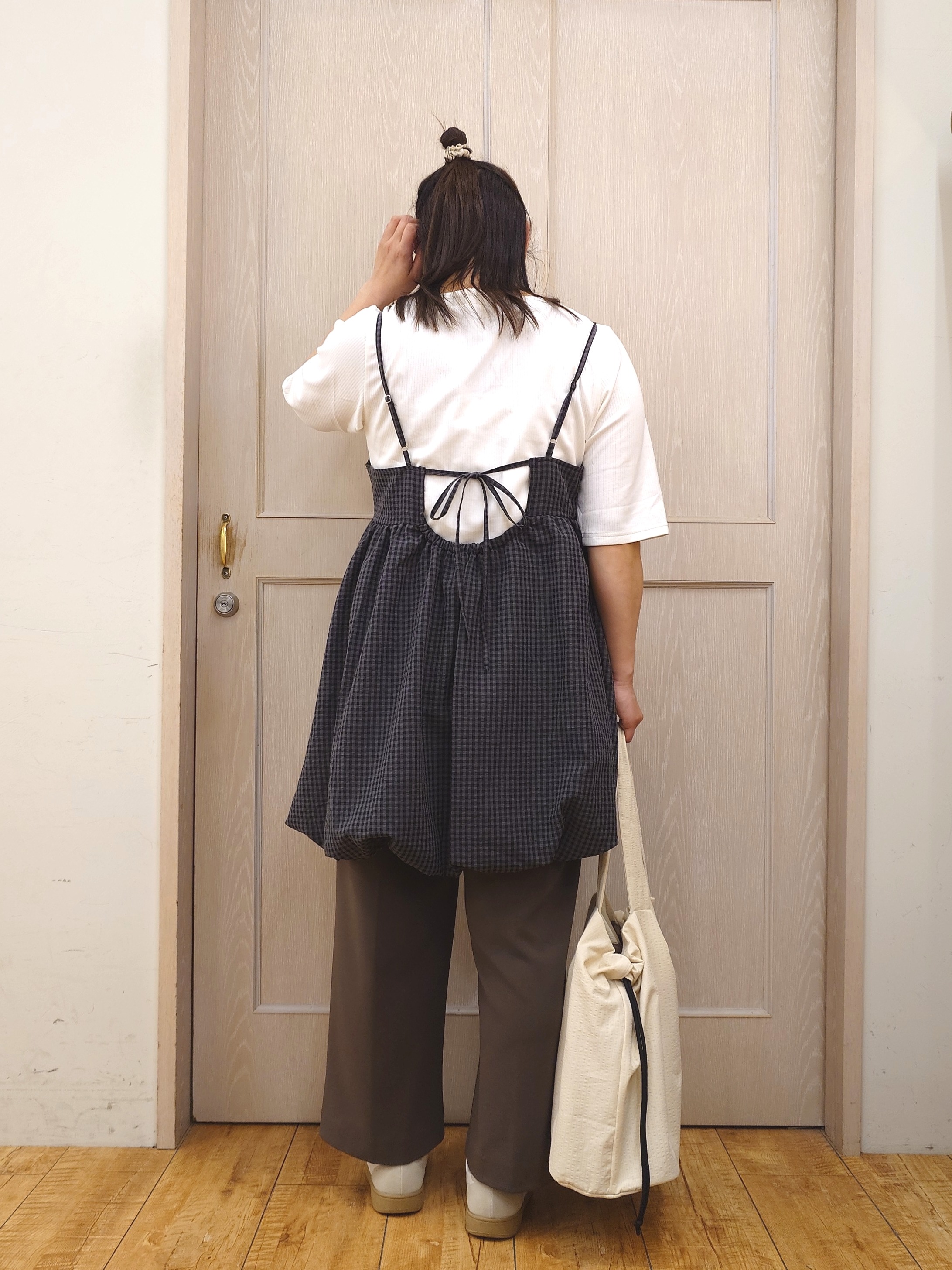 とろろさんの「SHOO･LA･RUE｜【洗濯機可/体型カバー/S-LL】後ろ姿も抜かりない ギンガムチェック柄バルーンキャミチュニック」を使ったコーディネート