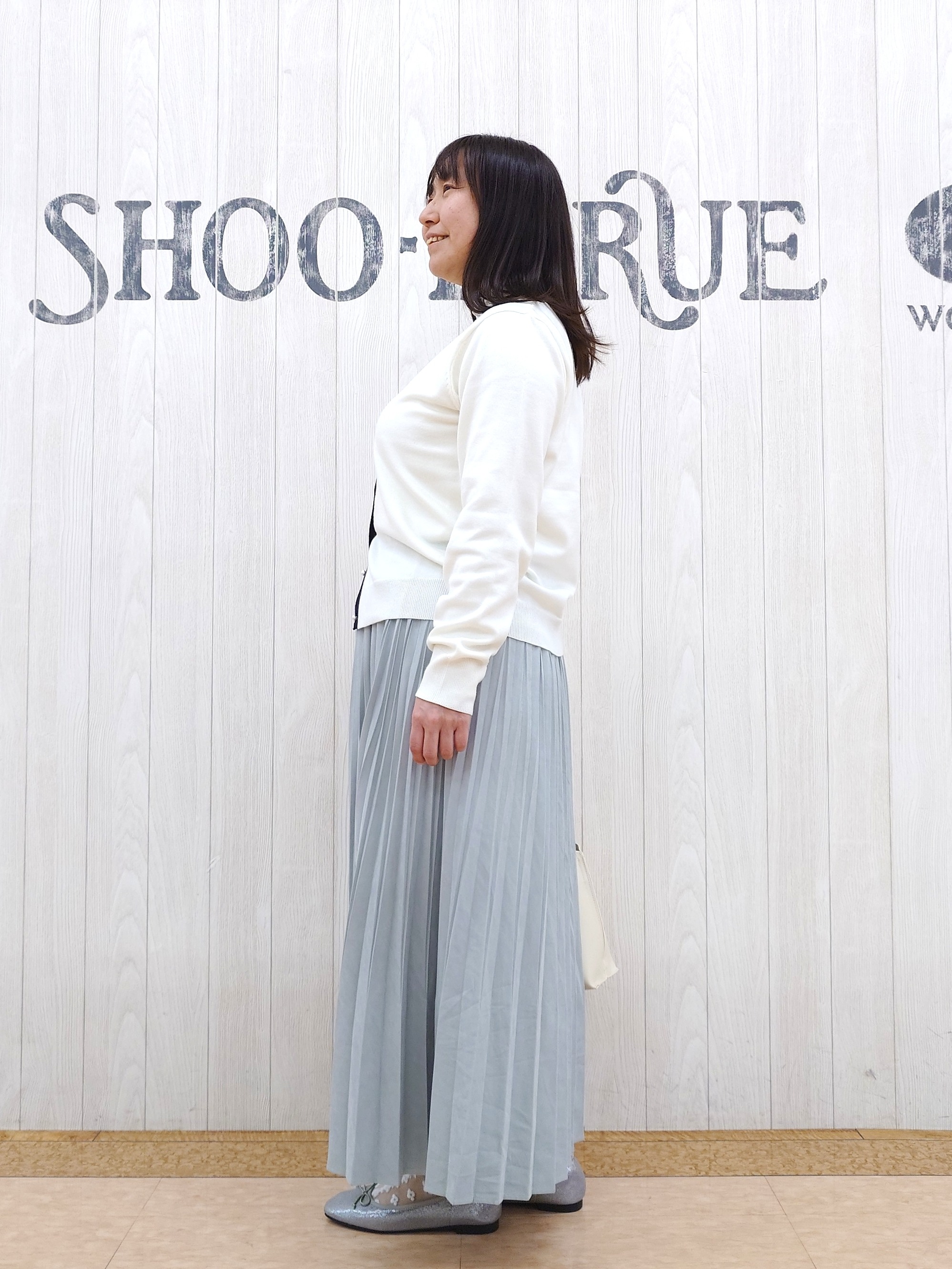 とろろさんの「SHOO･LA･RUE｜【洗濯機可/アンサンブル可】パール&times;ビジューがきらめく 上品クルーネックカーディガン」を使ったコーディネート