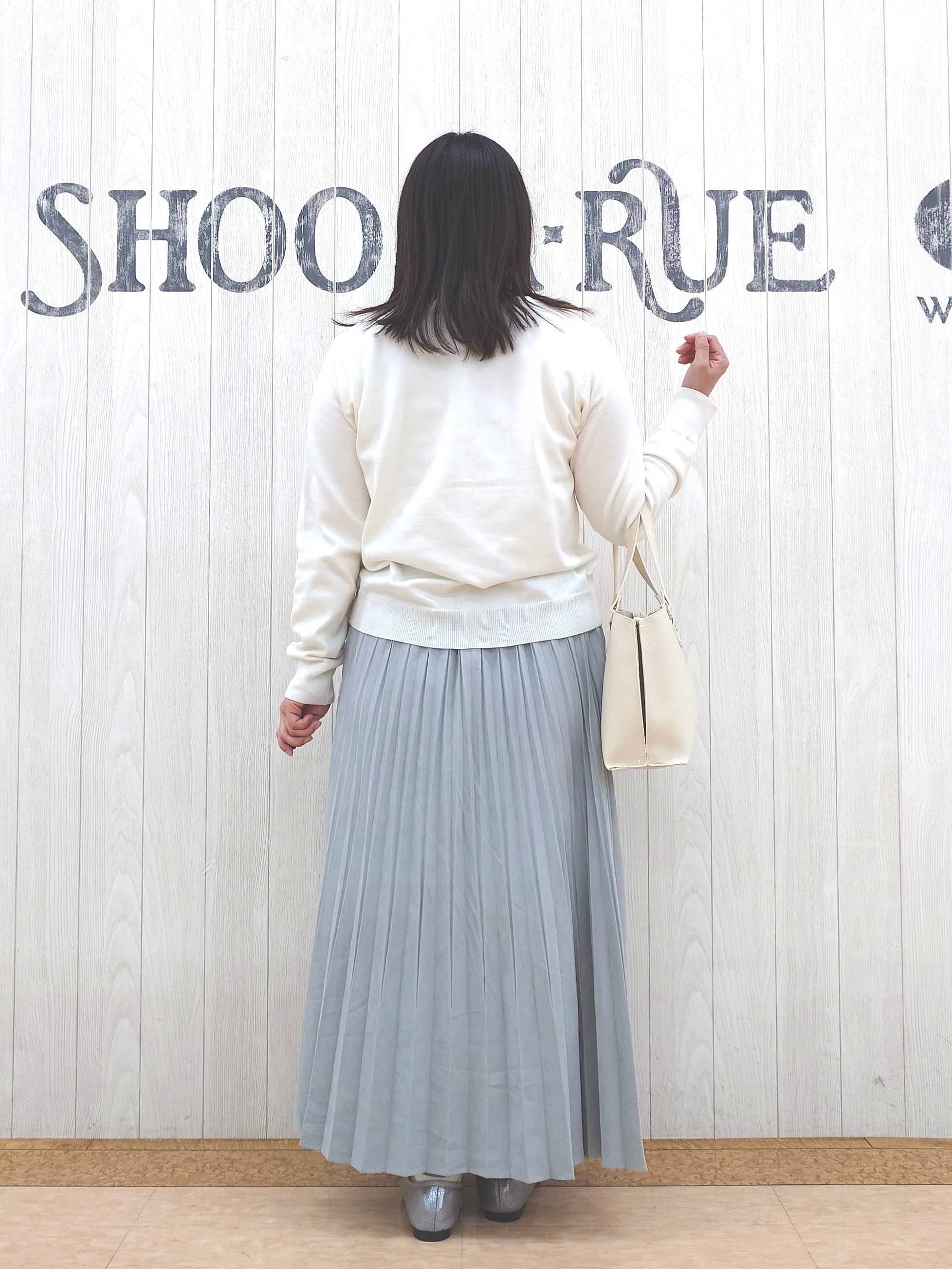 とろろさんの「SHOO･LA･RUE｜【洗濯機可/アンサンブル可】パール&times;ビジューがきらめく 上品クルーネックカーディガン」を使ったコーディネート