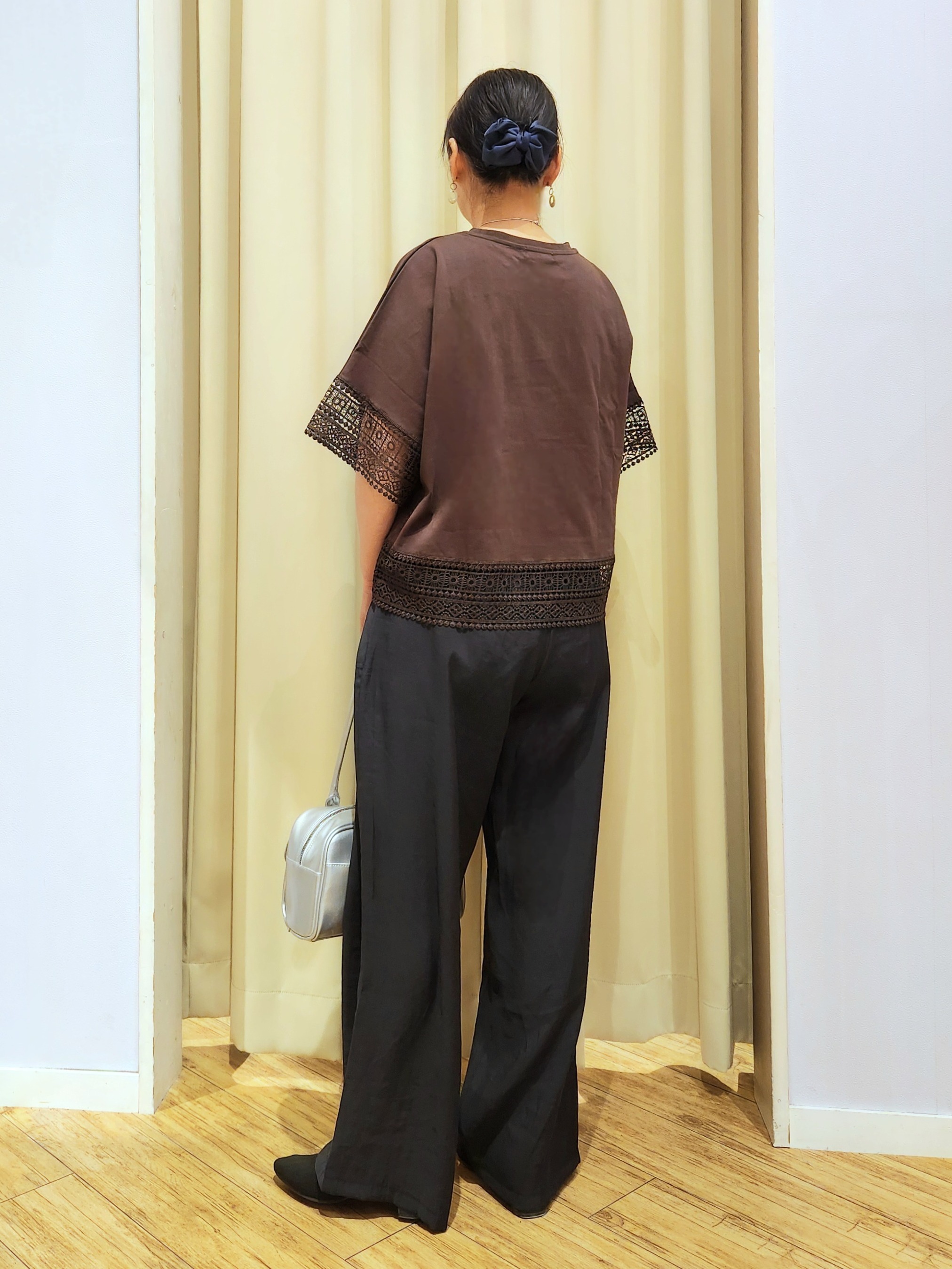 くまさんの「SHOO･LA･RUE｜【洗濯機可/ひんやり/体型カバー/S-LL】レース使いがポイント デザインTシャツ」を使ったコーディネート