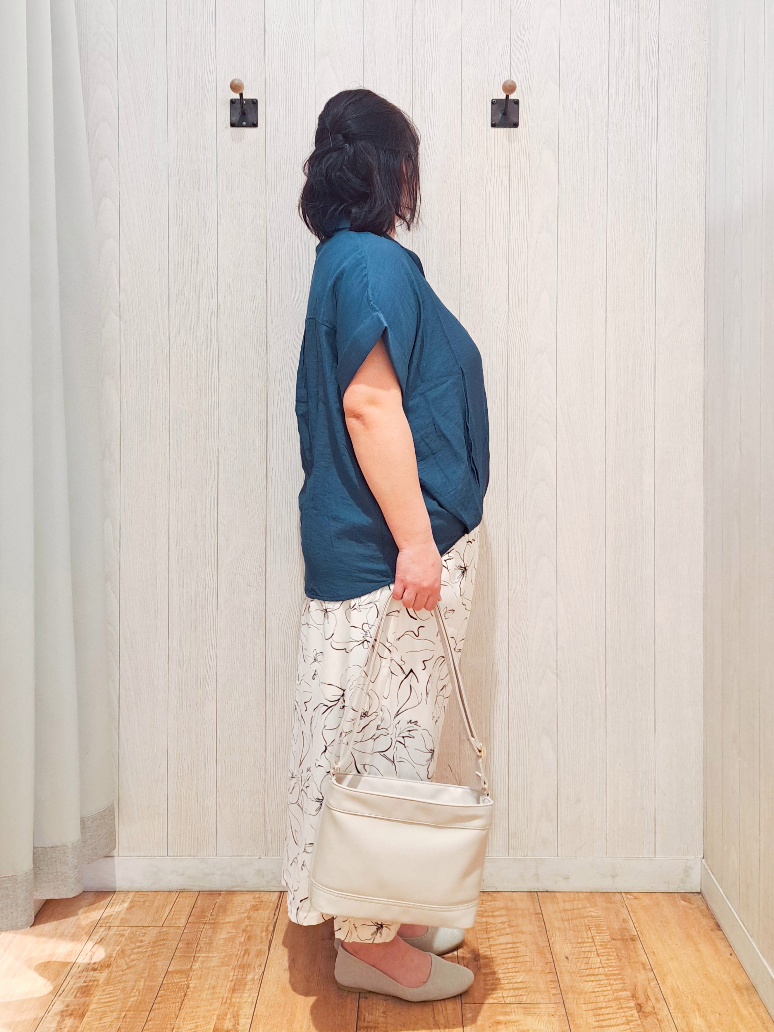 kotomiさんの「SHOO･LA･RUE｜【ひんやり/S-LL/洗濯機可】インせず着られる 裾タック スキッパーシャツ」を使ったコーディネート