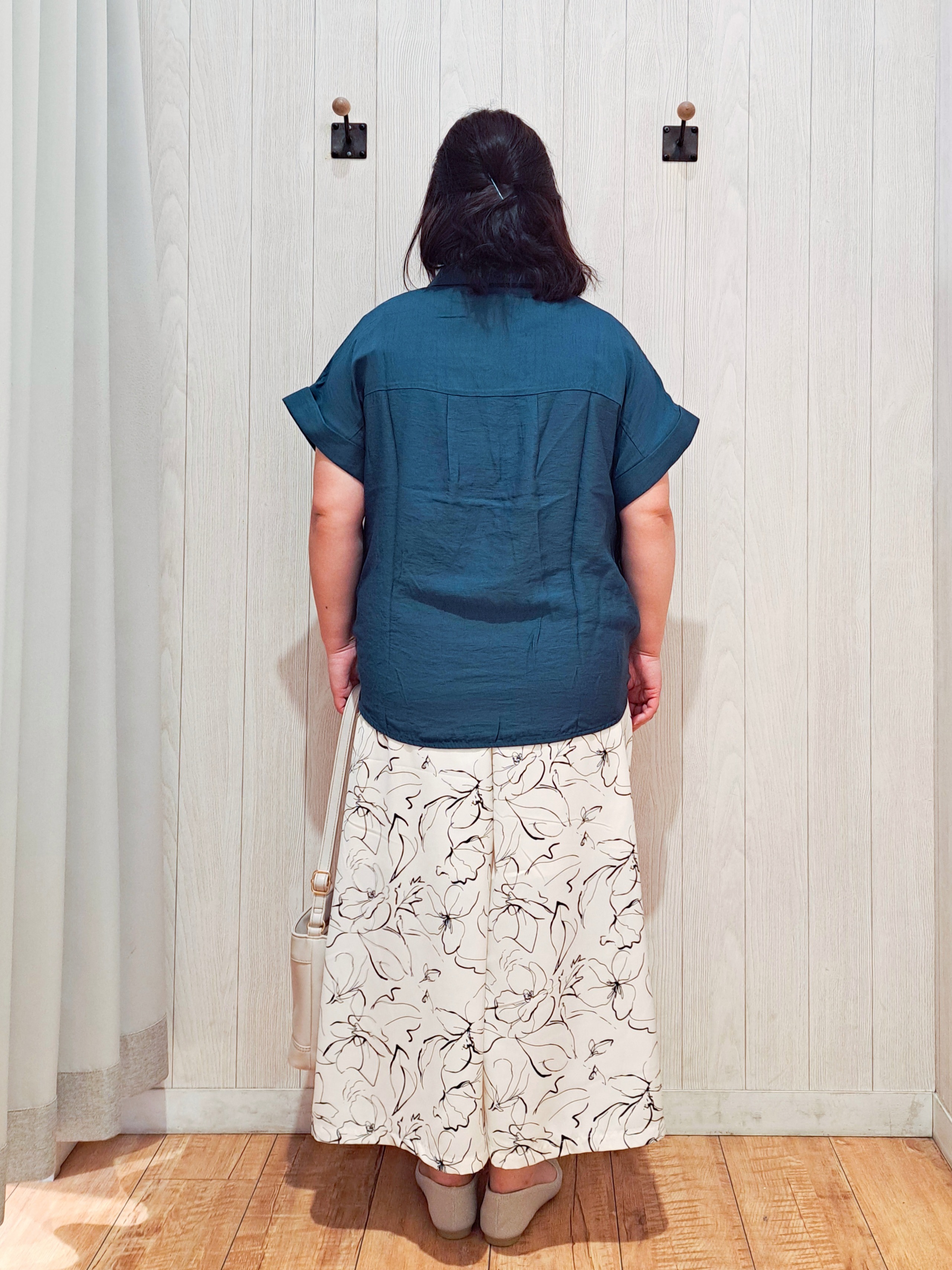 kotomiさんの「SHOO･LA･RUE｜【ひんやり/S-LL/洗濯機可】インせず着られる 裾タック スキッパーシャツ」を使ったコーディネート