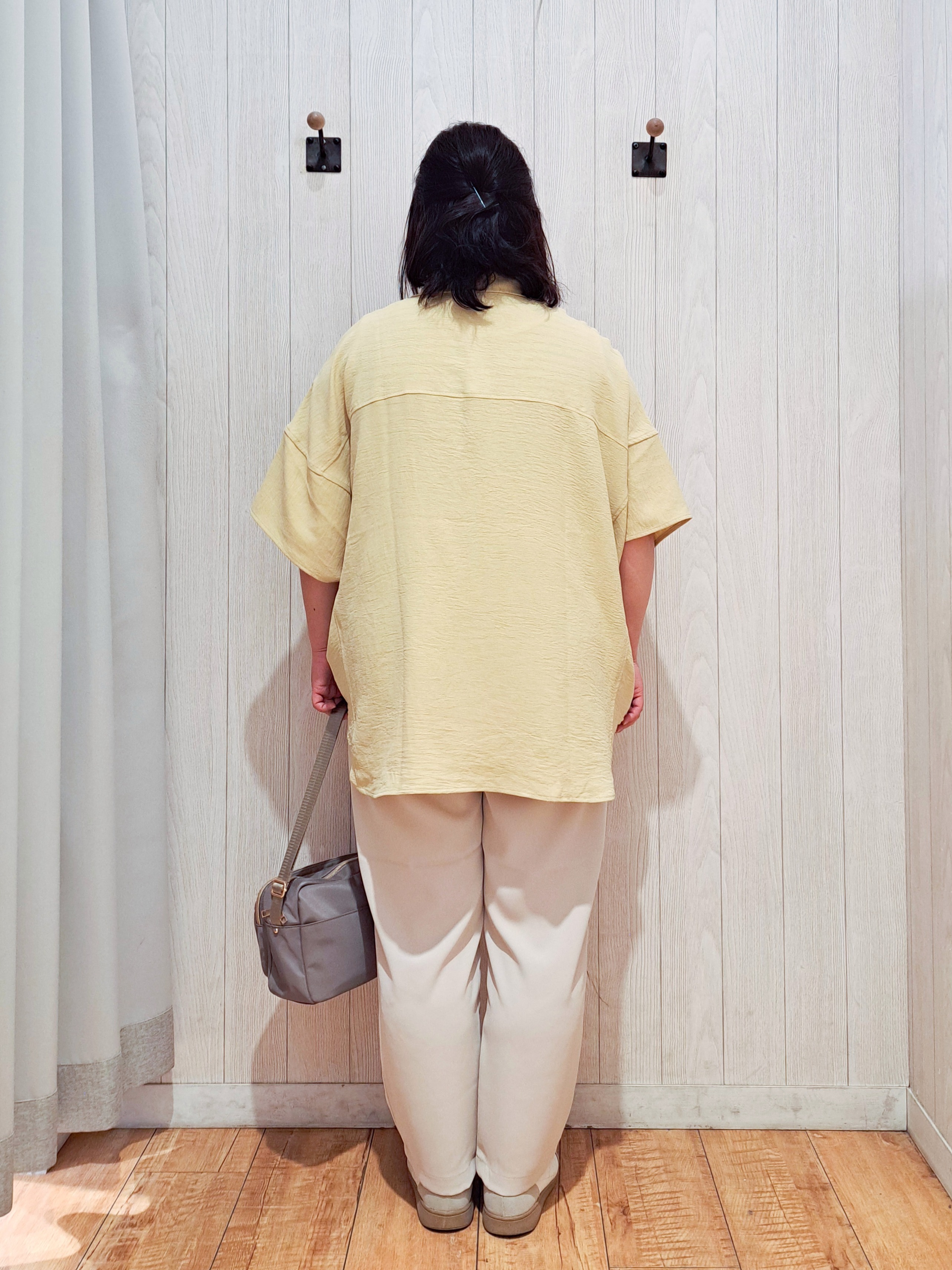 kotomiさんの「SHOO･LA･RUE｜【高レビュー/洗濯後しわになりにくい/体型カバー】きちんとゆるっと 大人の抜け感 ポンチョ風カラーシ」を使ったコーディネート