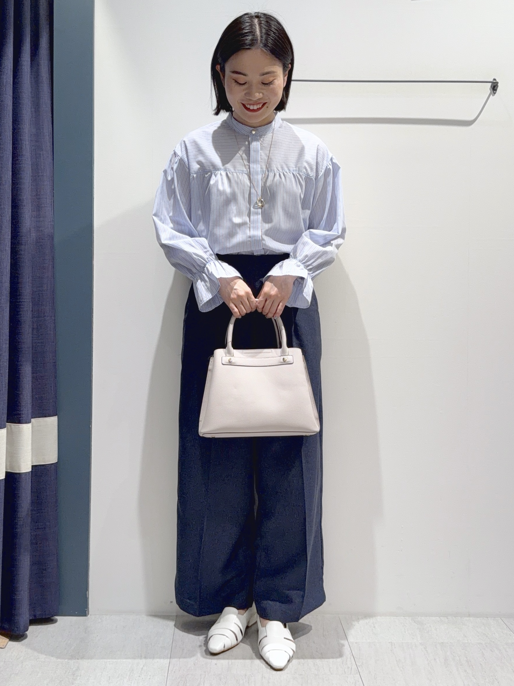 あんりさんの「grove｜【貴島明日香さん着用／イージーケア／接触冷感】麻混スタンドギャザーシャツ」を使ったコーディネート