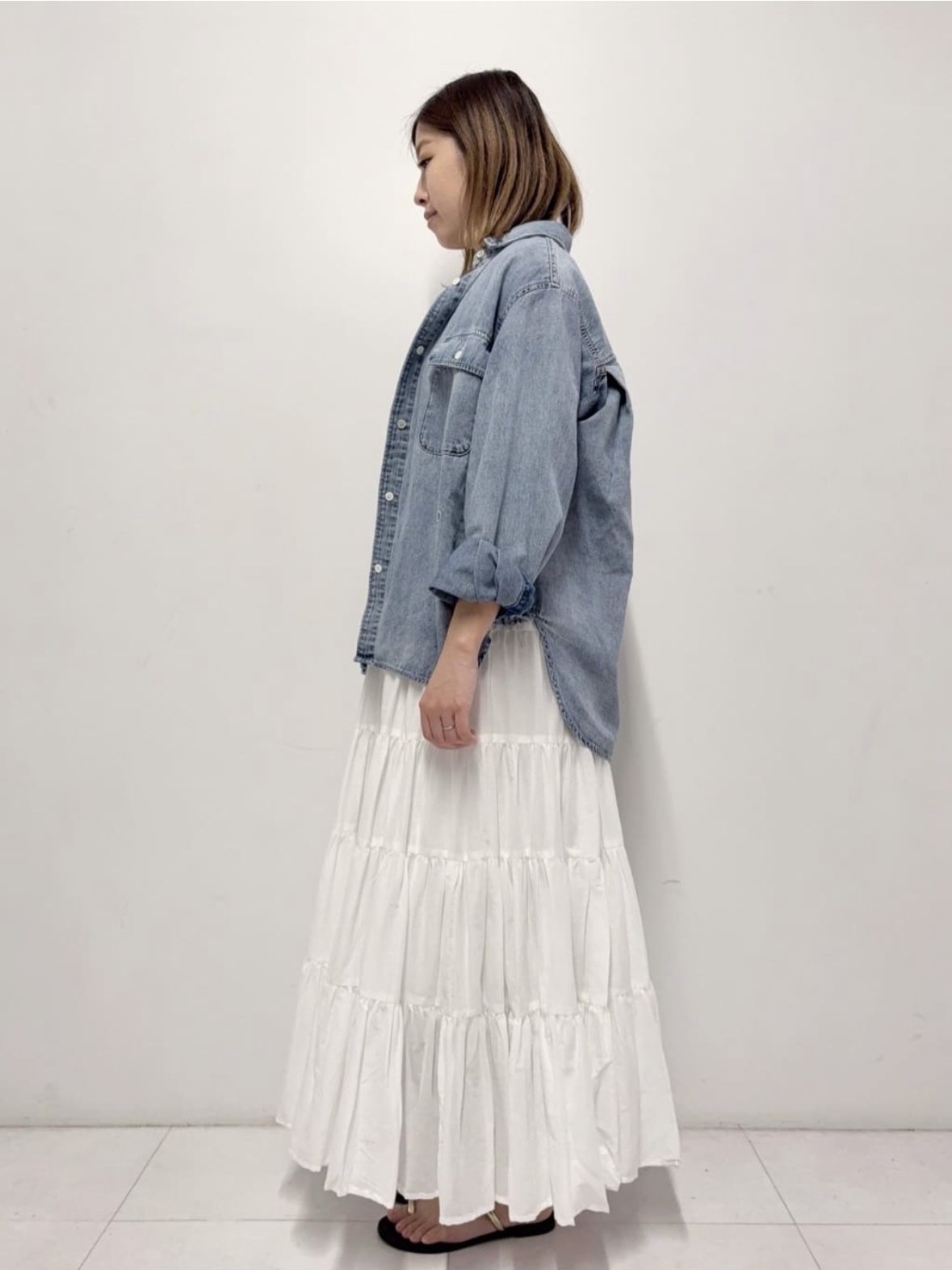 Nishijimaさんの「DRESSTERIOR｜【ウォッシャブル/羽織りにも】ライトオンスデニムシャツ」を使ったコーディネート