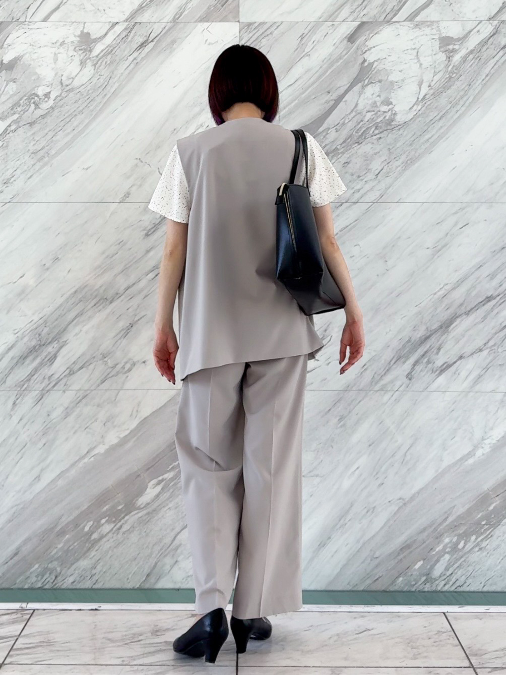 𝐜𝐡𝐢𝐤𝐚さんの「SHOO･LA･RUE｜【セットアップ可/洗濯後しわになりにくい/S-LL】シンプルで合わせやすい ノーカラージレ」を使ったコーディネート