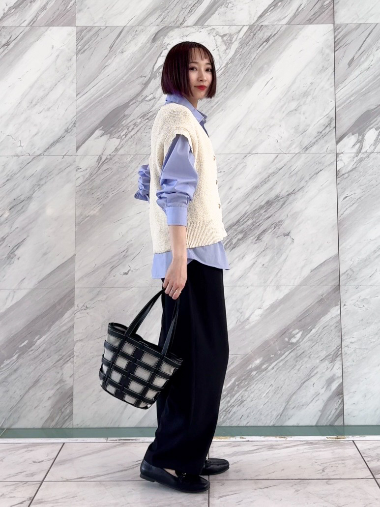 𝐜𝐡𝐢𝐤𝐚さんの「SHOO･LA･RUE｜【S-LL/洗濯機可】気軽にレイヤード 前開きざっくりニットベスト」を使ったコーディネート