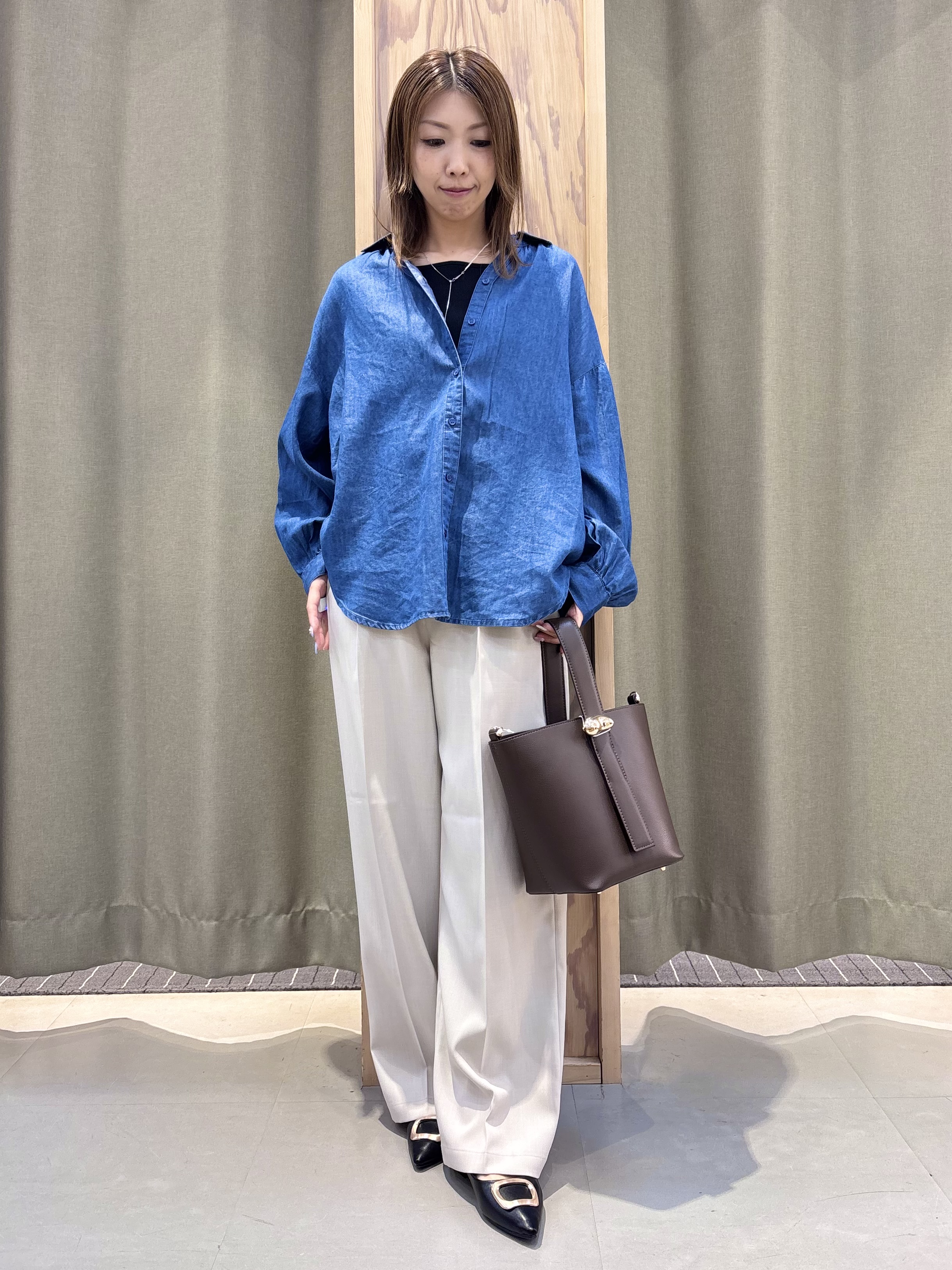 HaNeさんの「THE SHOP TK｜【後ろ姿もサマになる】バックシャーリングシャツ」を使ったコーディネート