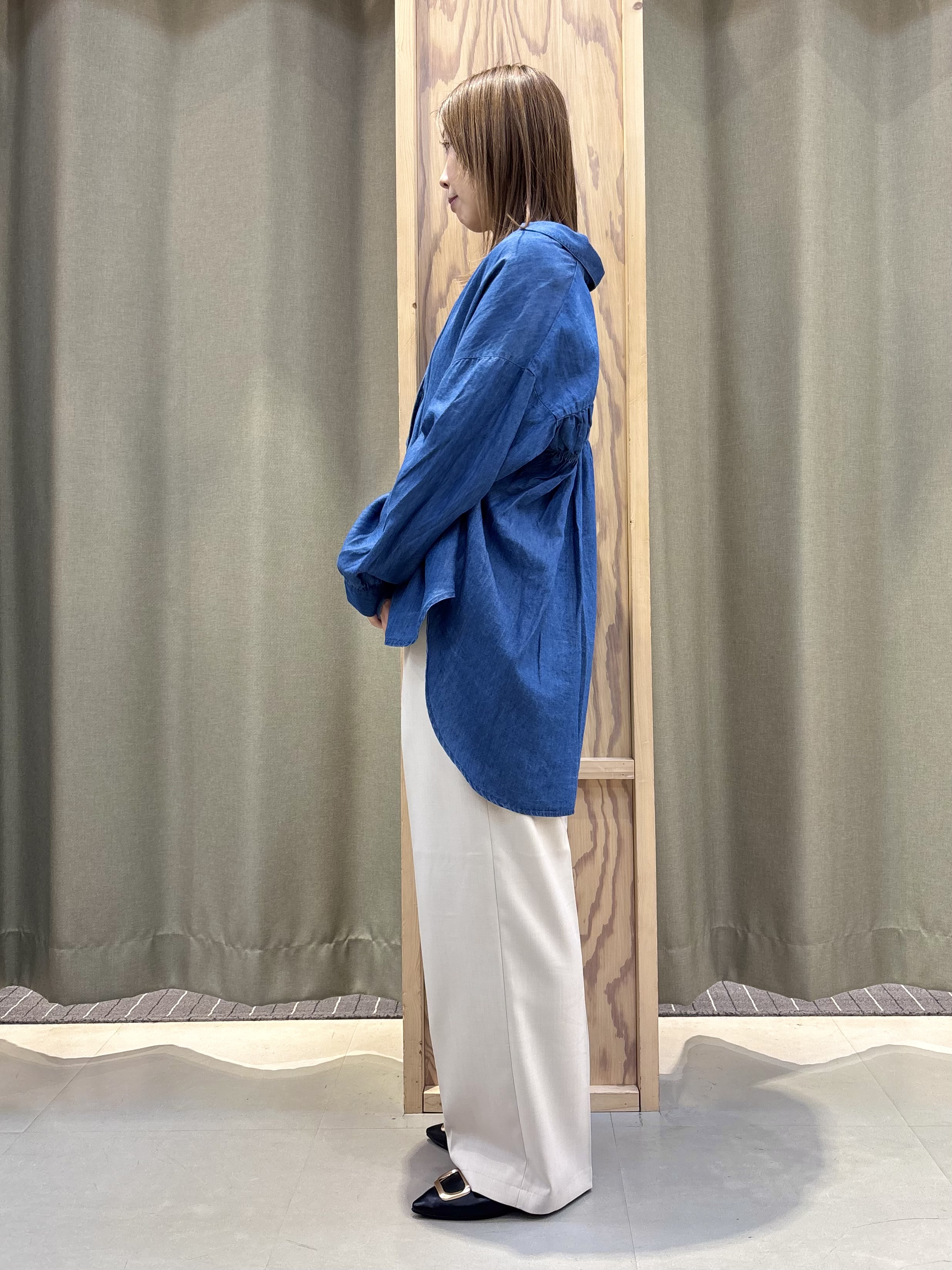 HaNeさんの「THE SHOP TK｜【後ろ姿もサマになる】バックシャーリングシャツ」を使ったコーディネート