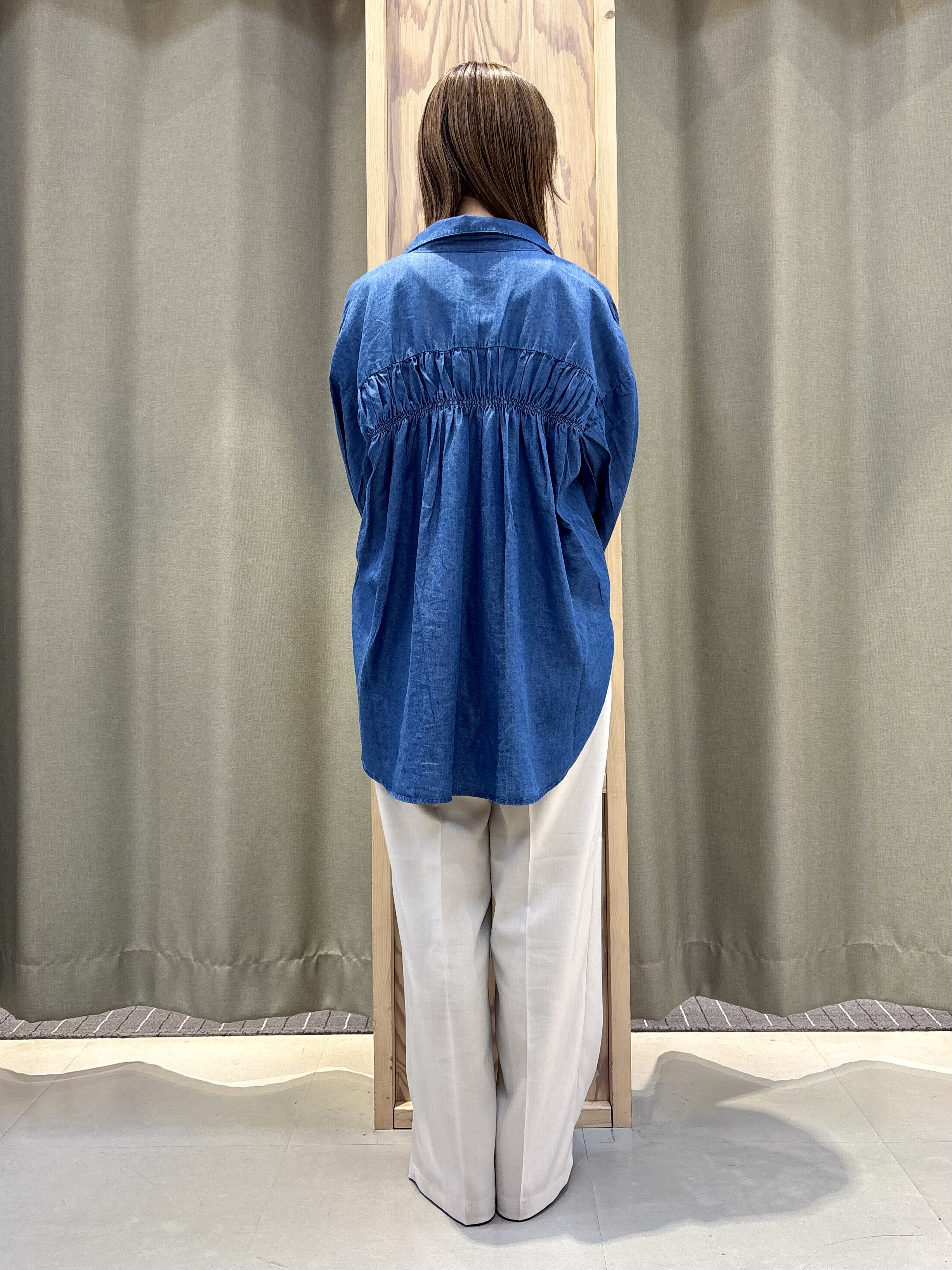 HaNeさんの「THE SHOP TK｜【後ろ姿もサマになる】バックシャーリングシャツ」を使ったコーディネート